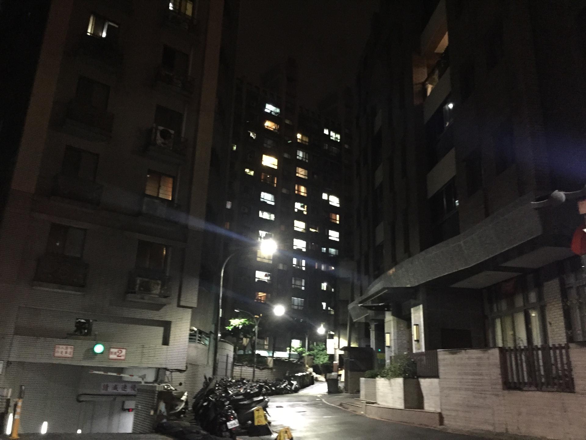 高嫌一看見便衣員警就驚覺有異,帶槍躲入旁邊的大樓中。(翻攝畫面)