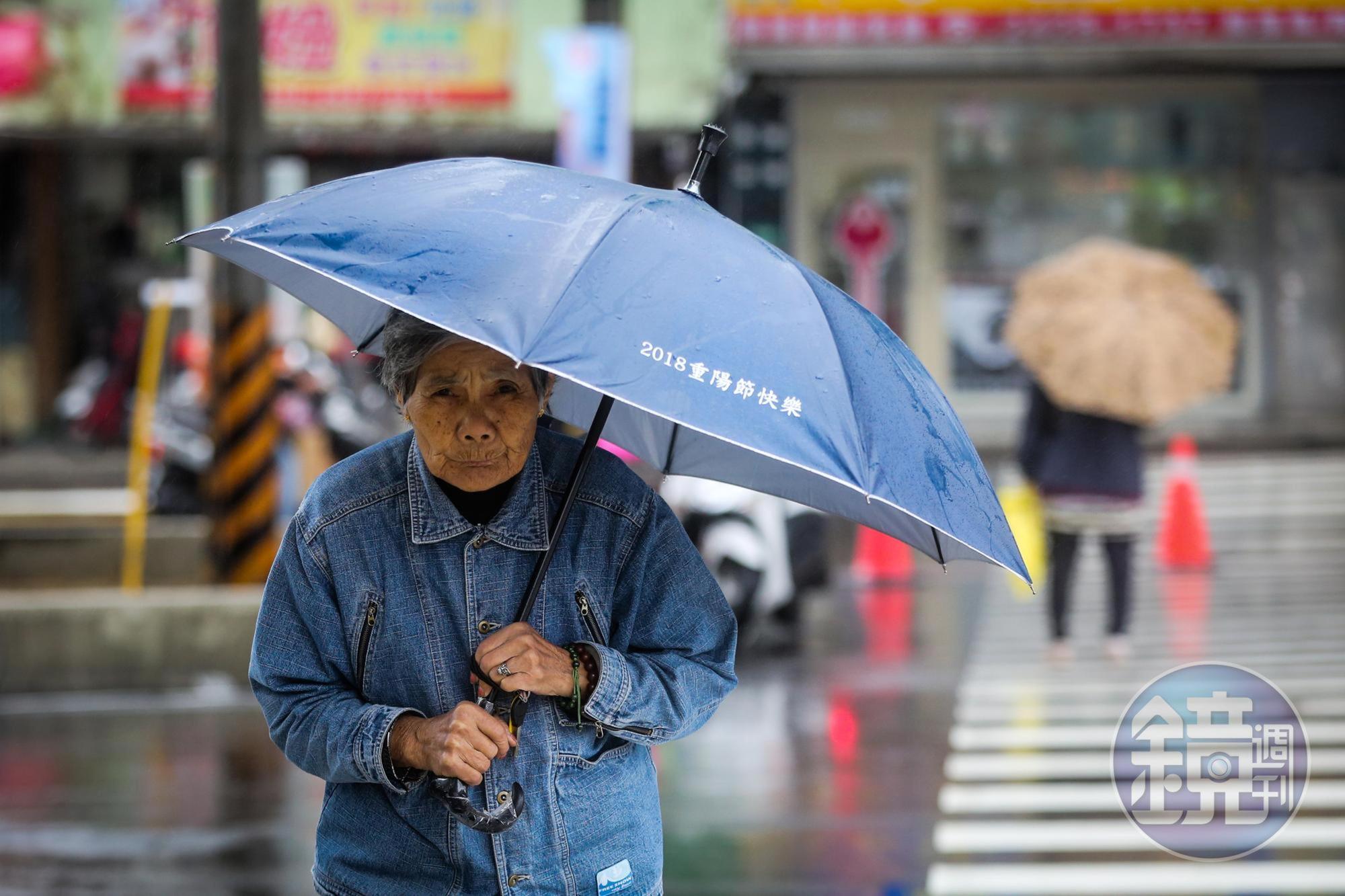 大陸冷氣團發威,全台早晚均能感受到明顯寒意,未來4天連假全台溼冷。