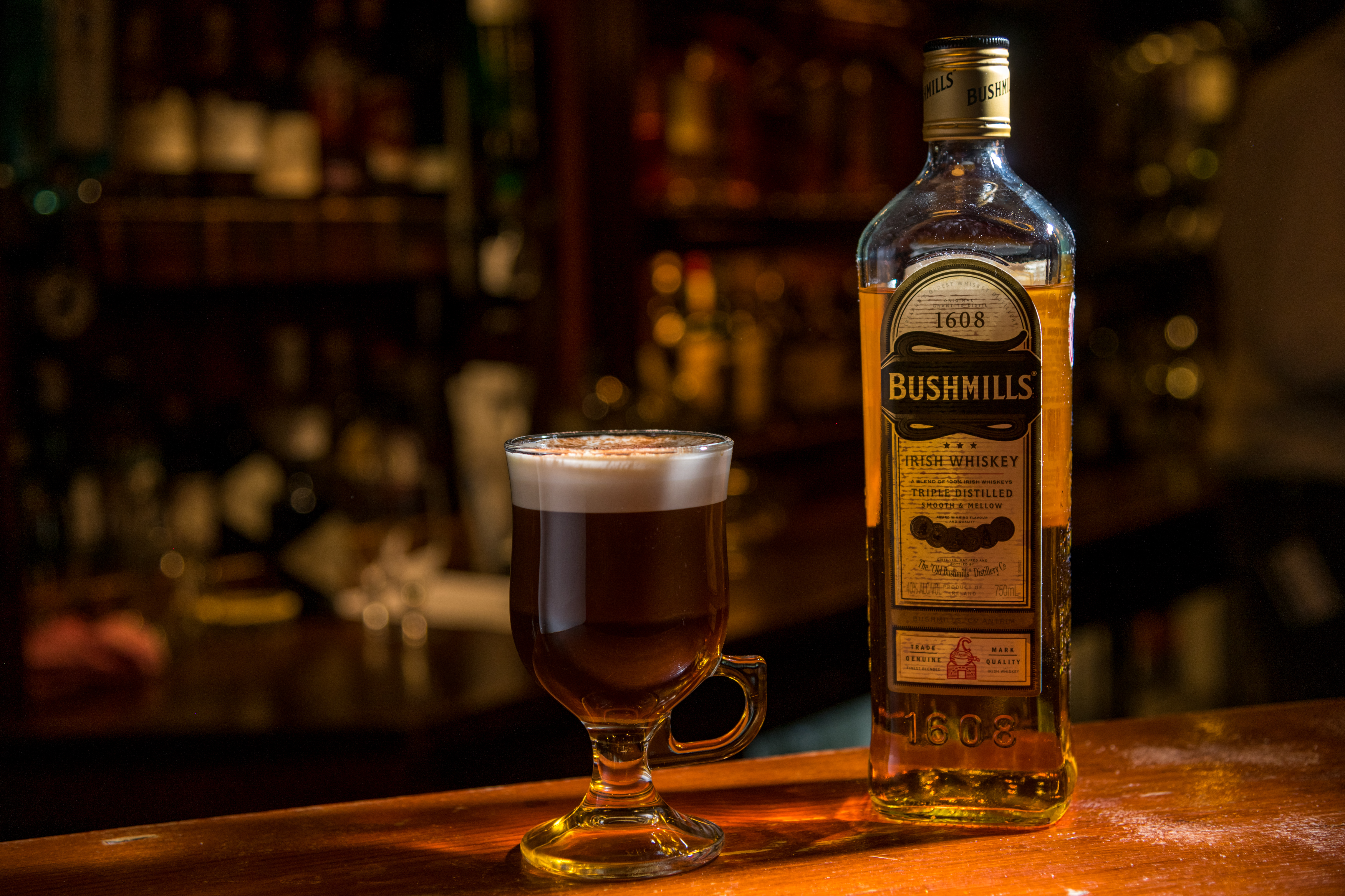 使用布什米爾原創威士忌製作的愛爾蘭咖啡，酒香濃郁柔順。