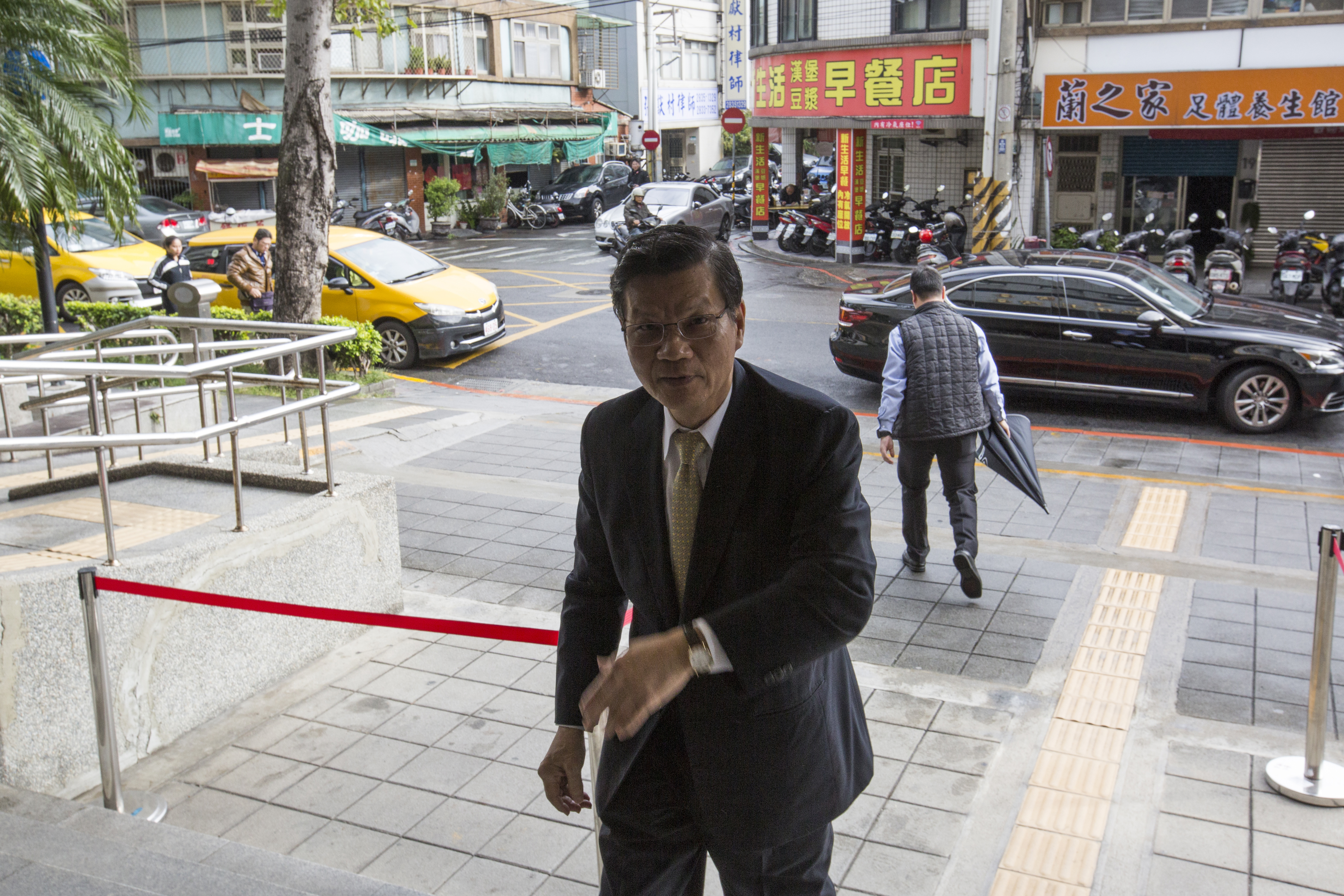 翁啟惠涉入內線交易，他強調仍會持續帶領學生從事研究工作，今獲判無罪。