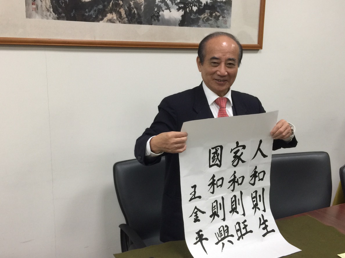 前立法院長、國民黨立委王金平今揮毫寫春聯（林思慧攝）