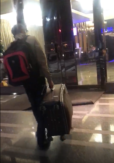 畫面中的越籍男子執意離開。(翻攝畫面)