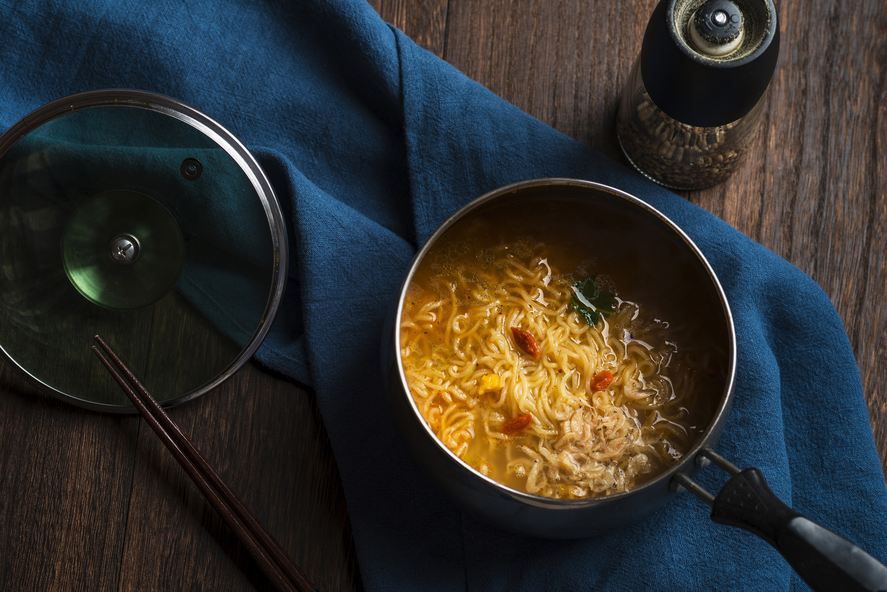 因少數醬包出現膨脹狀況，台灣菸酒公司近日主動宣布下架旗下「台酒酒香拌麵」。（圖為示意圖／東方IC）