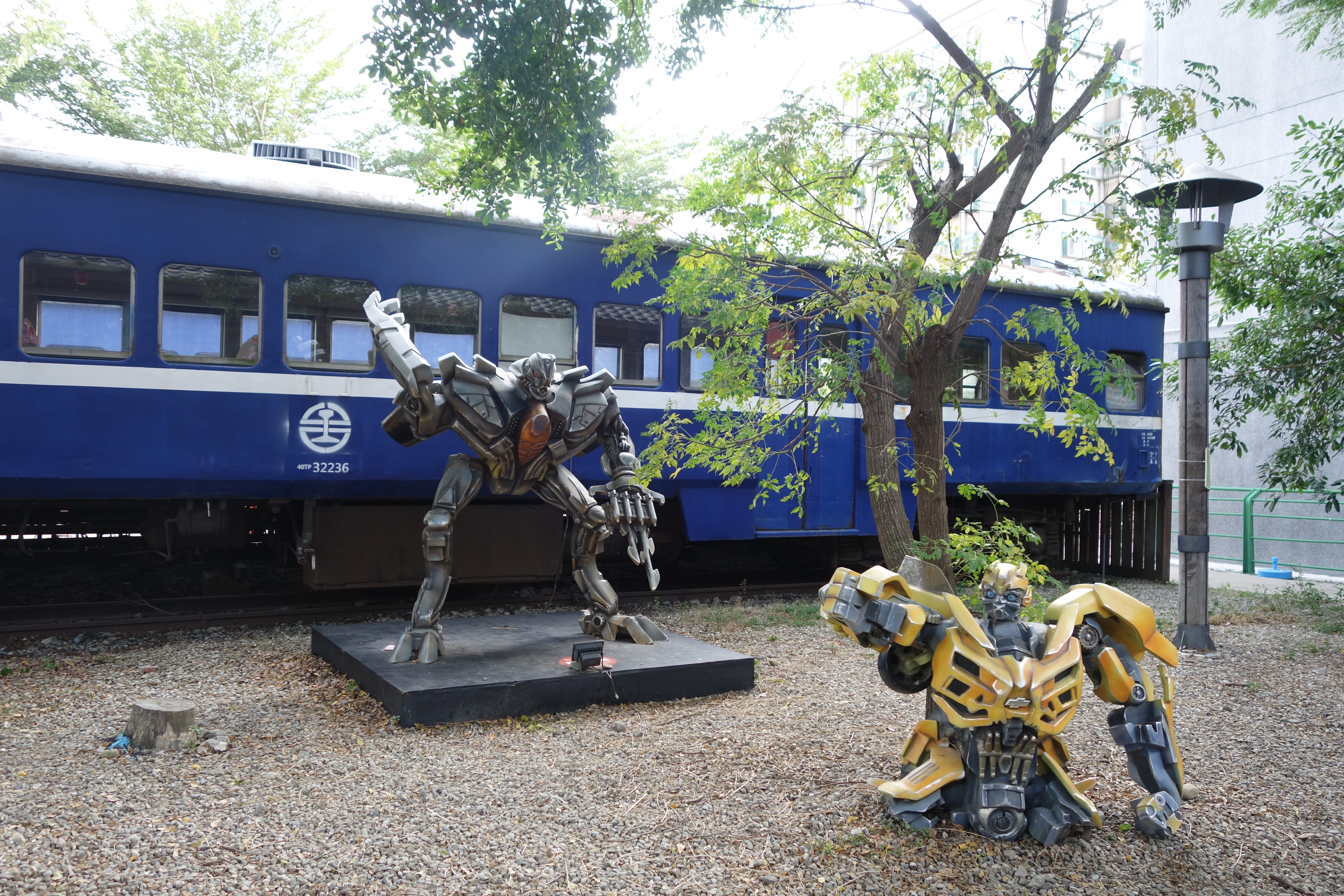 「竹東動漫園區」在2015年12月開幕，如今卻傳出業者經營不善、不堪虧損而撤出的消息。圖為園區內的變形金剛造型。