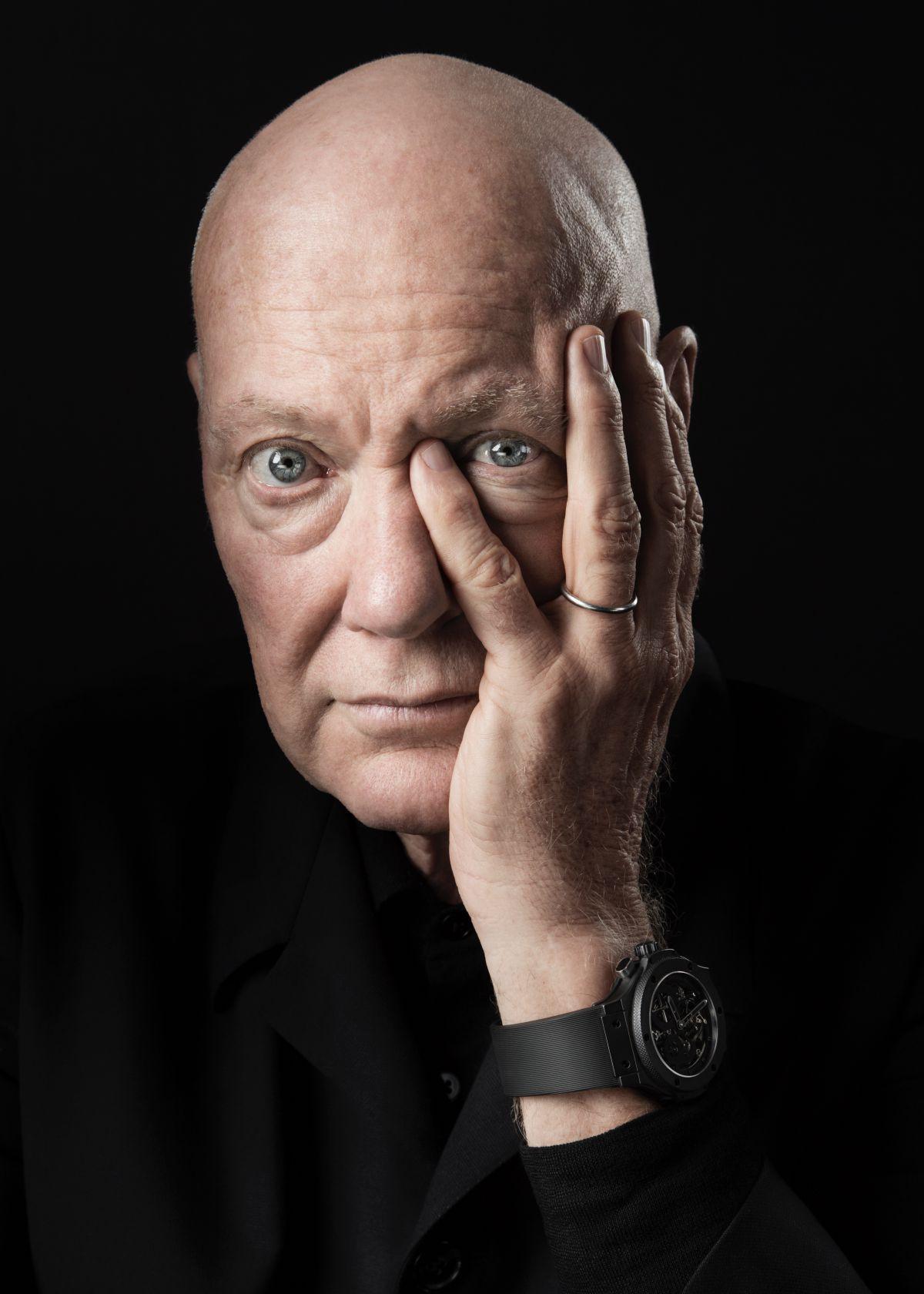 前LVMH集團鐘錶部門總裁Jean-Claude Biver，有瑞士錶壇「經營之神」的稱號。他手腕上戴的HUBLOT腕錶品牌，是最能代表他鐘錶生涯的巔峰之作。