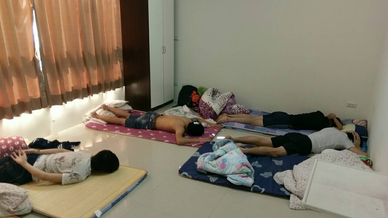 警方逮獲首例16名越南籍犯嫌跨境詐欺機房案件。（刑事局提供）