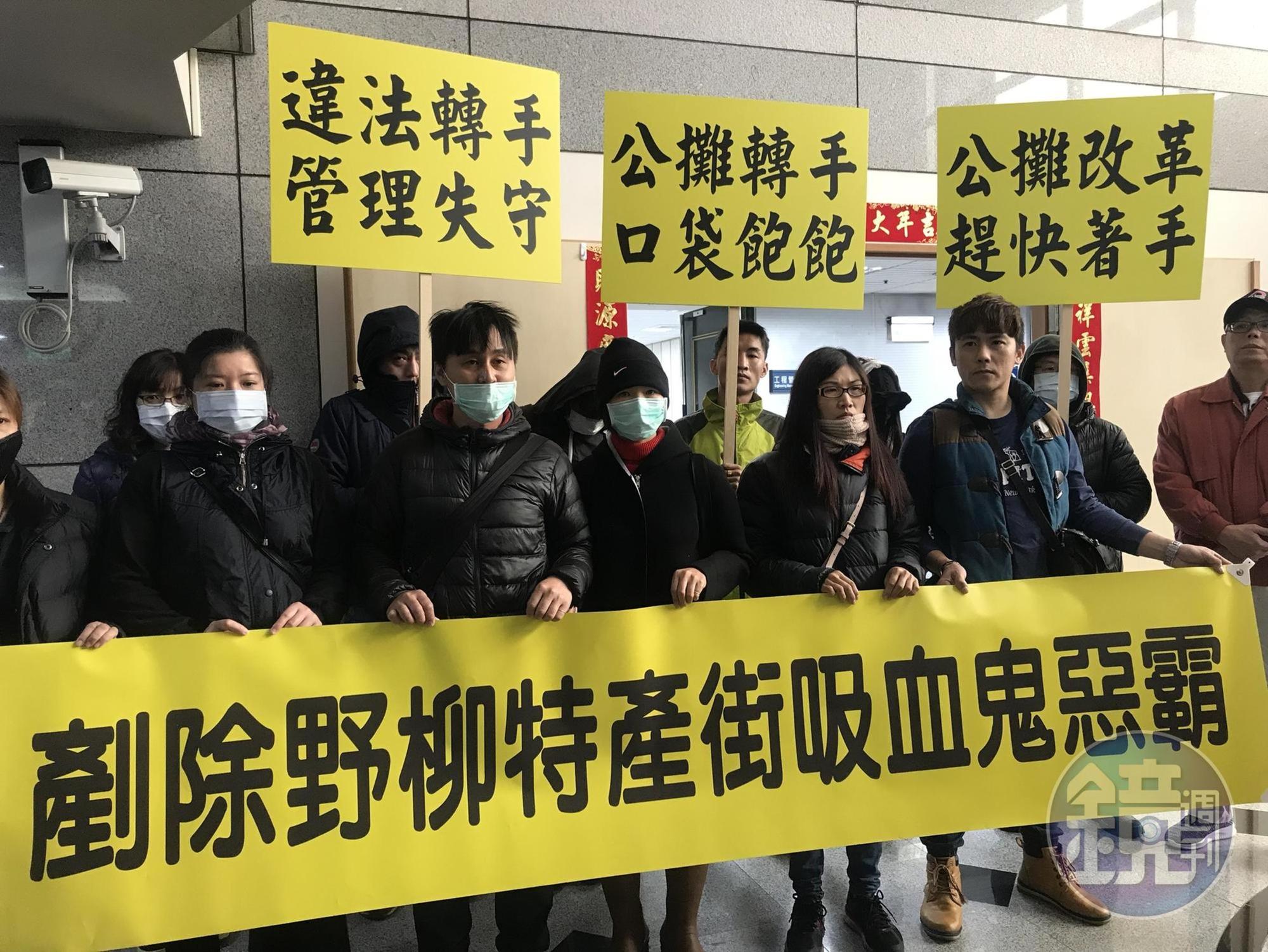 野柳市場攤位遭高額轉租,攤商今到市場處陳情。
