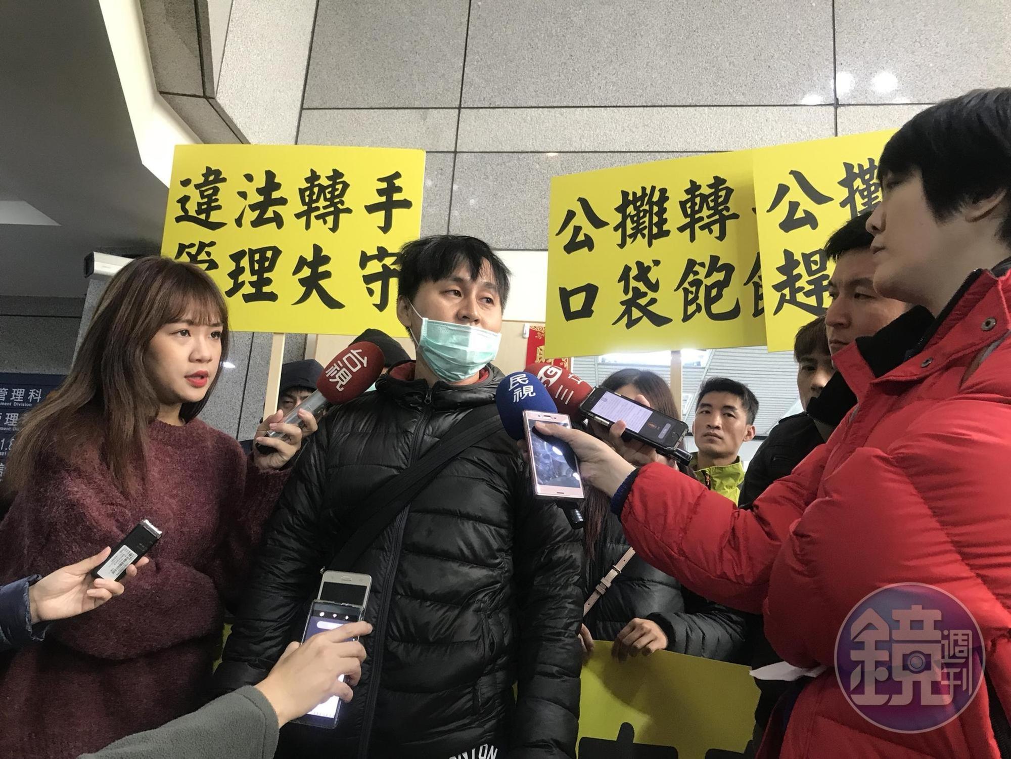 蔡男抗議遭許男攻擊,連自己老婆都被打。