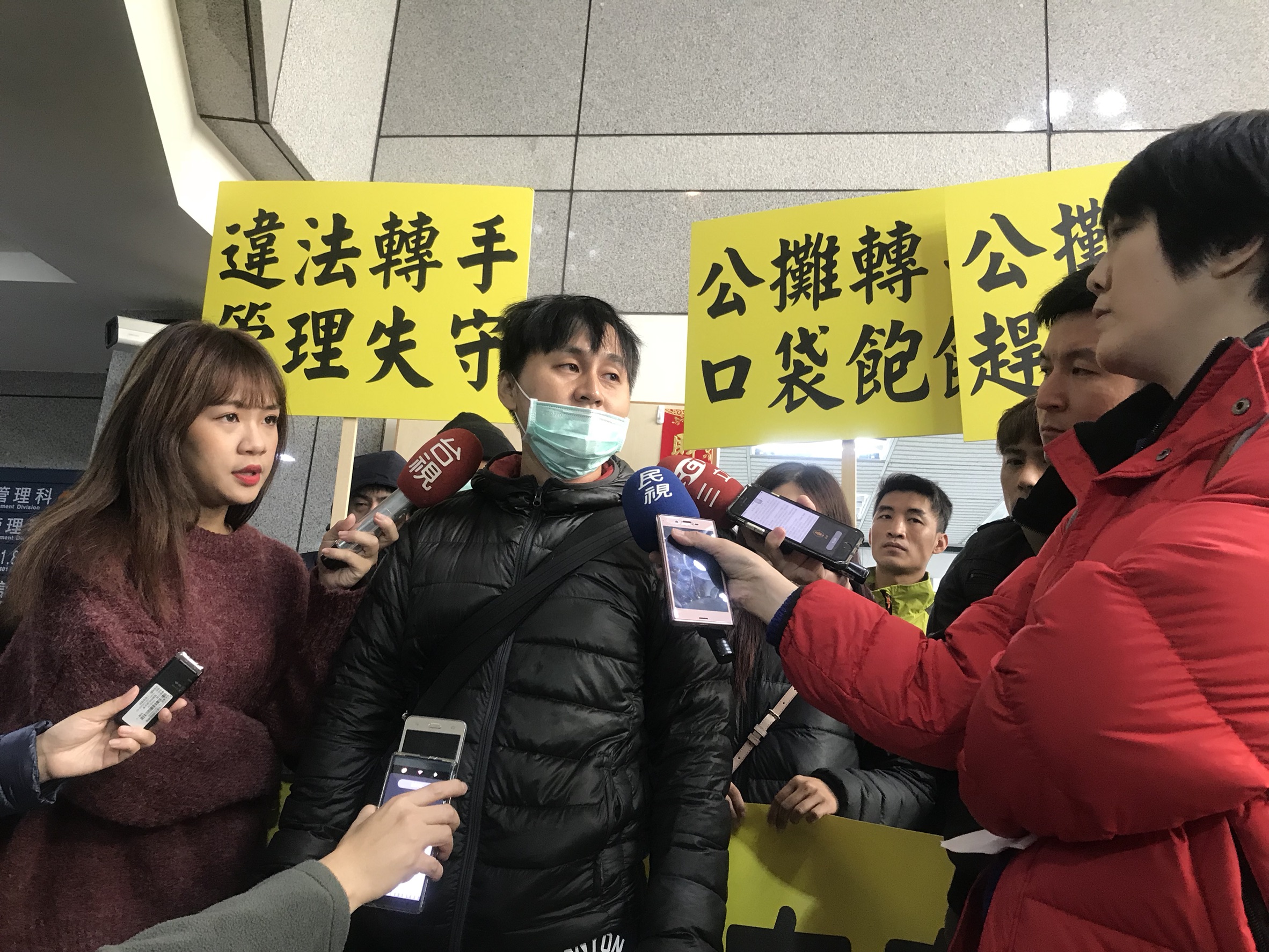 蔡男抗議遭許男攻擊，連自己老婆都被打。