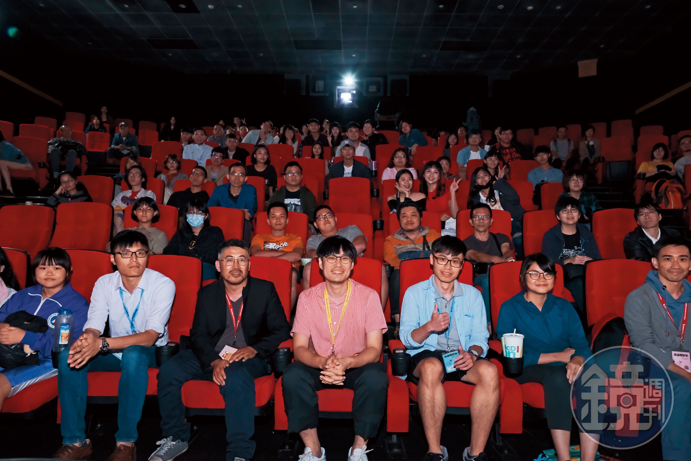 納瓦波（前排右三）帶著自己多部作品出席高雄電影節活動，在映後座談會上與觀眾熱情交流。（高雄電影節提供）