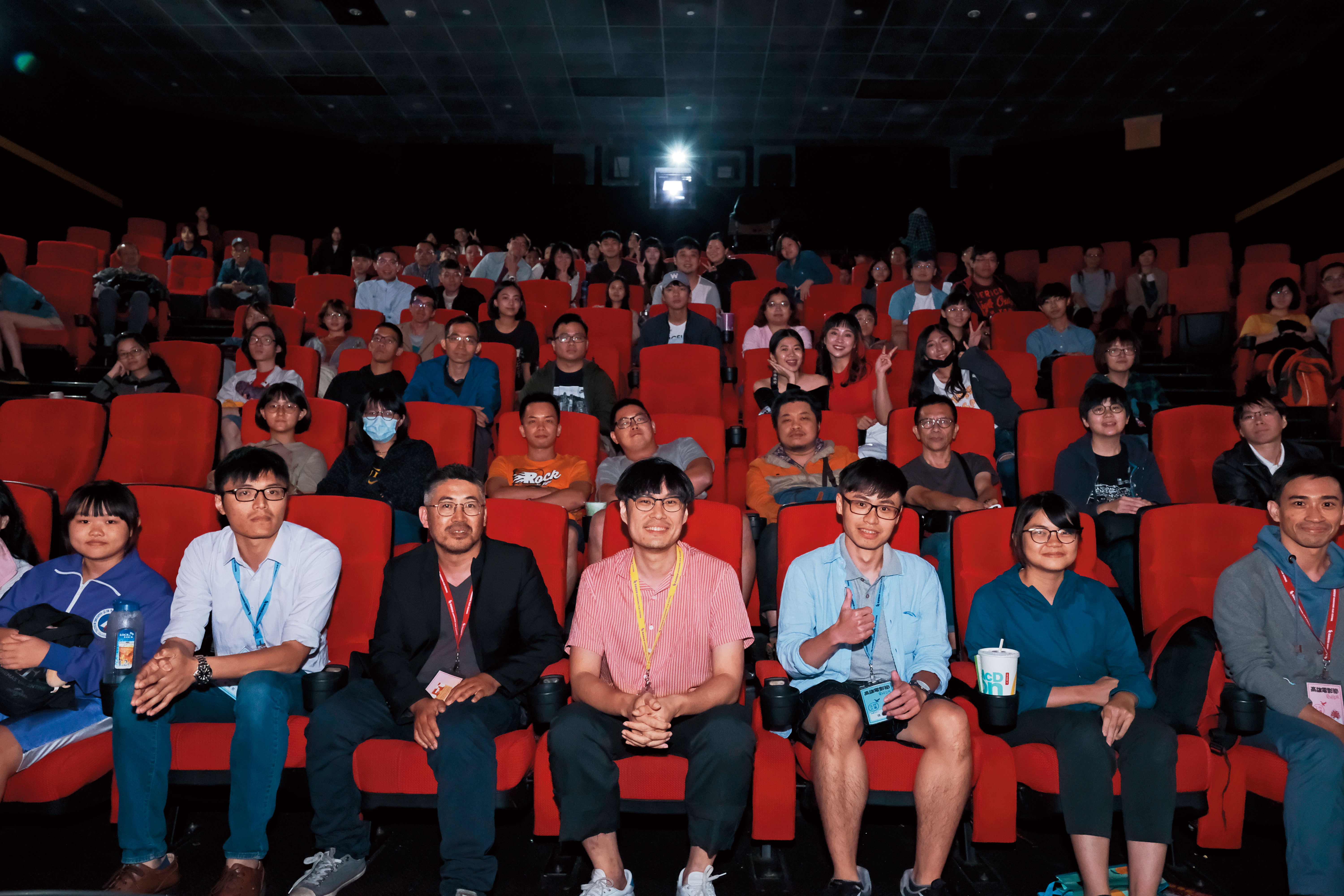 納瓦波（前排右三）帶著自己多部作品出席高雄電影節活動，在映後座談會上與觀眾熱情交流。（高雄電影節提供）