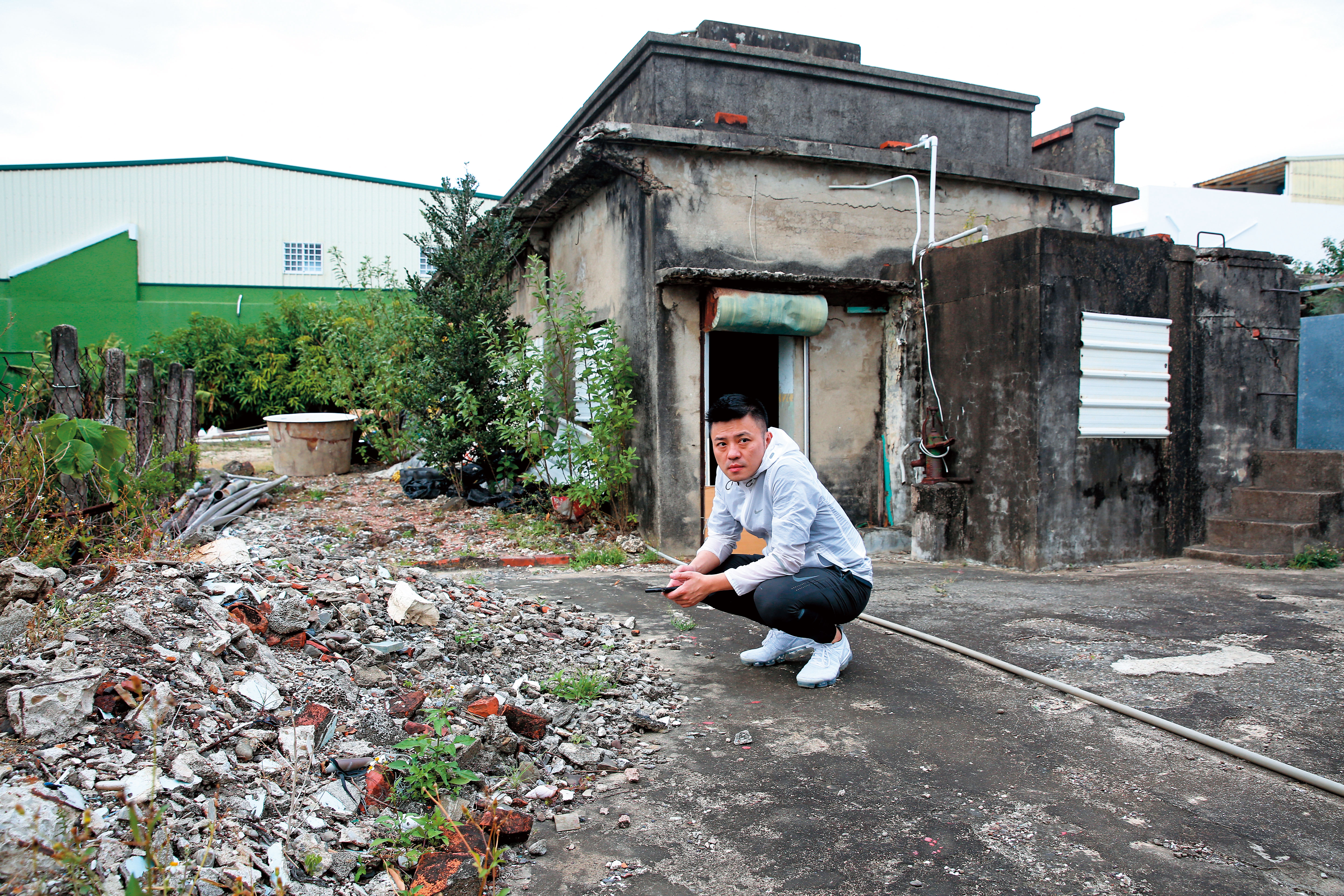 王俊雄出生於屏東車城，7歲前跟著阿公、阿嬤住在海口村，當時住的老厝已成農舍，他說那段日子，是人生最安穩平靜的時光
