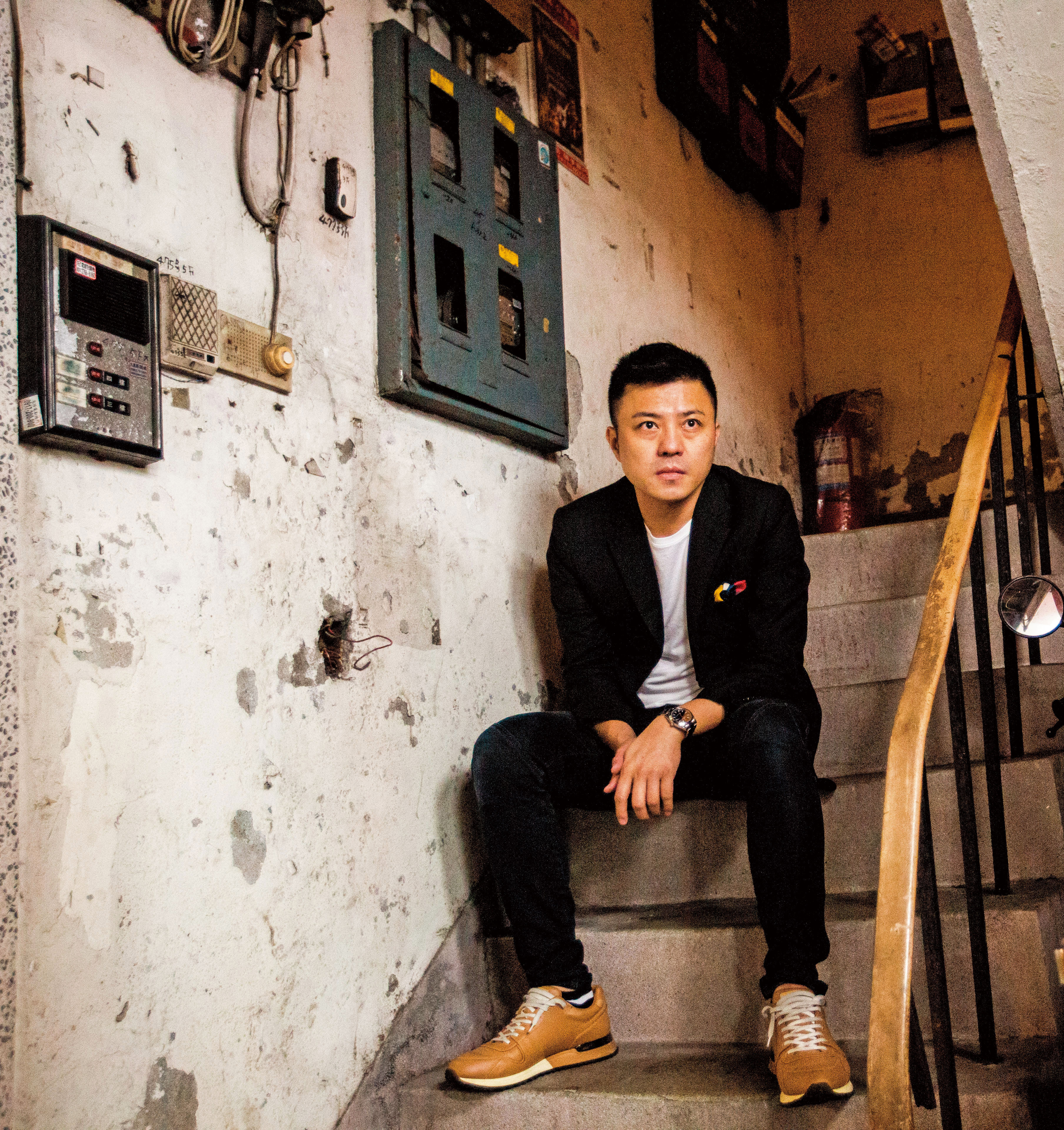 家族有黑道背景，王俊雄成長過程也在底層中打滾，即便穿了西裝，也流露著一股草根氣。