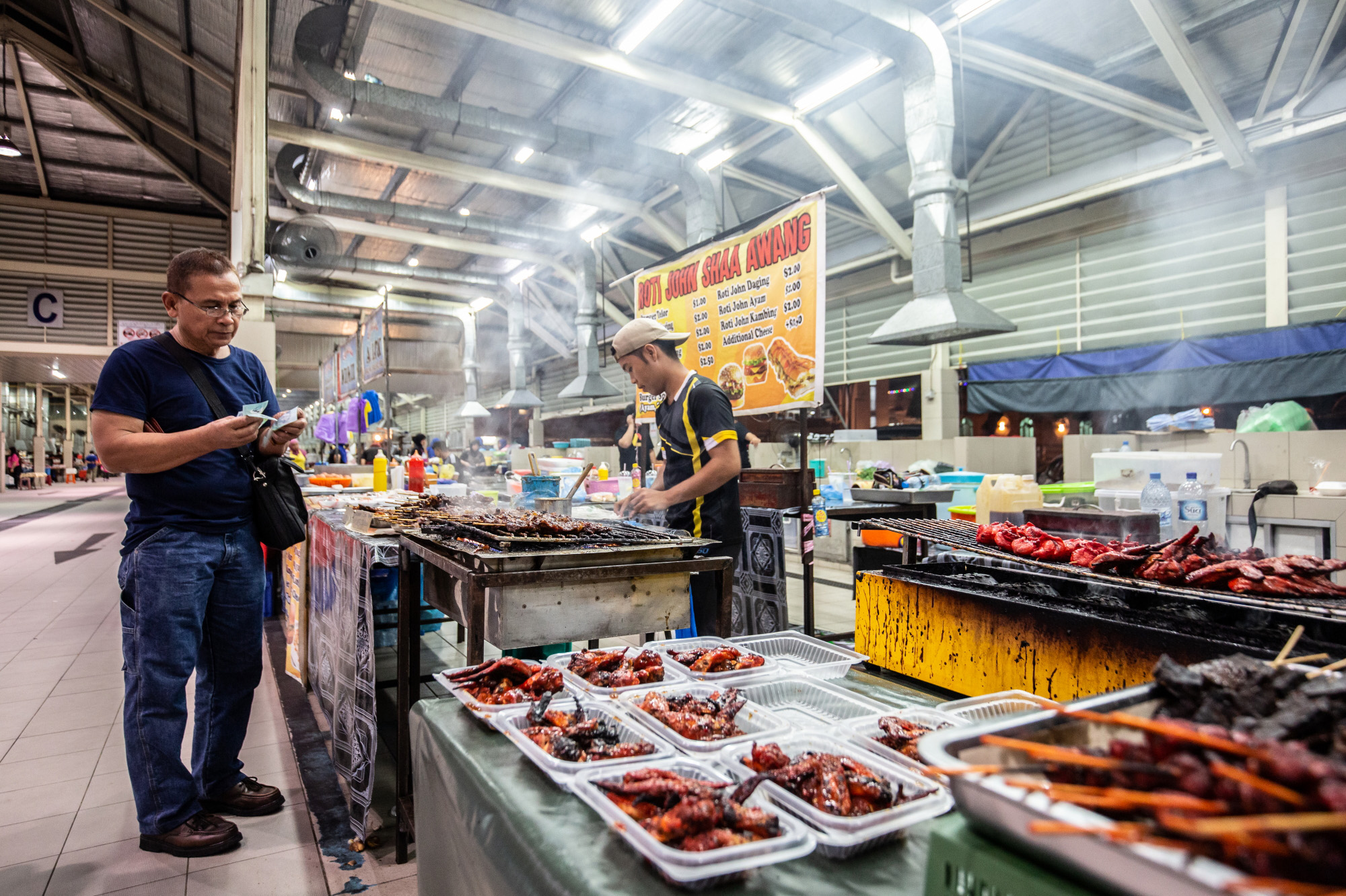 「加東夜市」有許多販賣燒烤的小攤，當地人特別喜歡吃烤魚和烤雞屁股。
