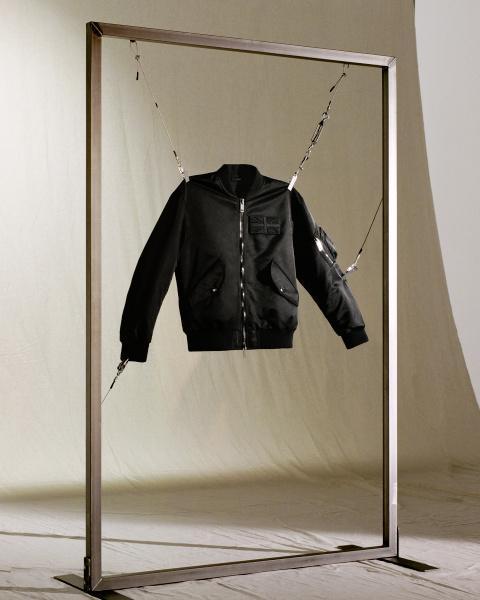 12月17日BURBERRY推出的限時B Series限量外套。(BURBERRY提供)