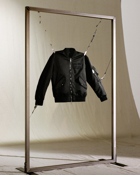 12月17日BURBERRY推出的限時B Series限量外套。（BURBERRY提供）