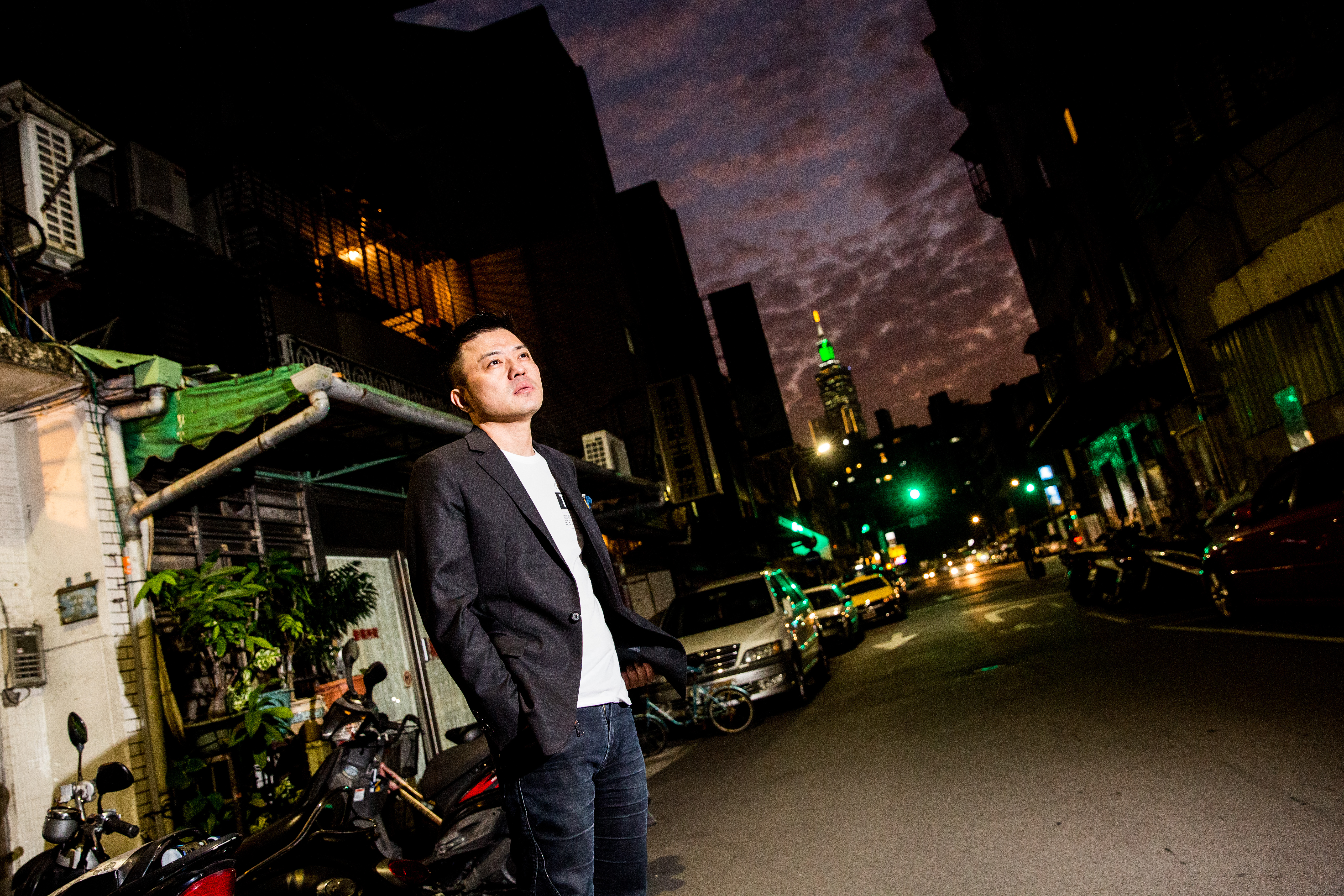 王俊雄少年時期成長於林口街，被查封拍賣消失的家也在這裡，儘管家不在了，但成長的街巷記憶，仍存於他的心中。