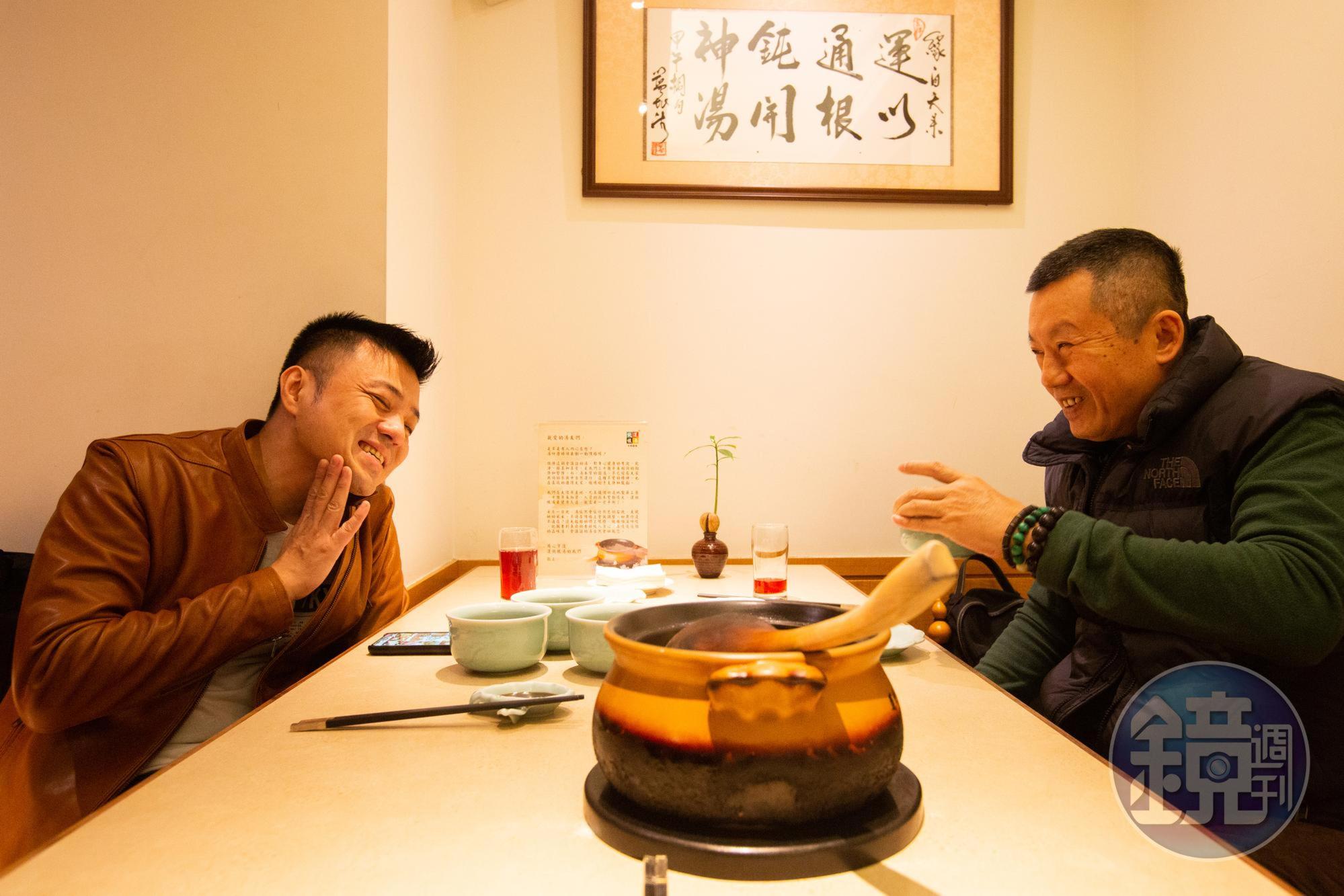 生命中缺乏父愛,王俊雄試圖從身邊的長輩尋找父親的樣貌。這一天他與廣告界的師父林森川聚餐,聽到林森川讚美他很有才華,像個孩子一樣笑著。