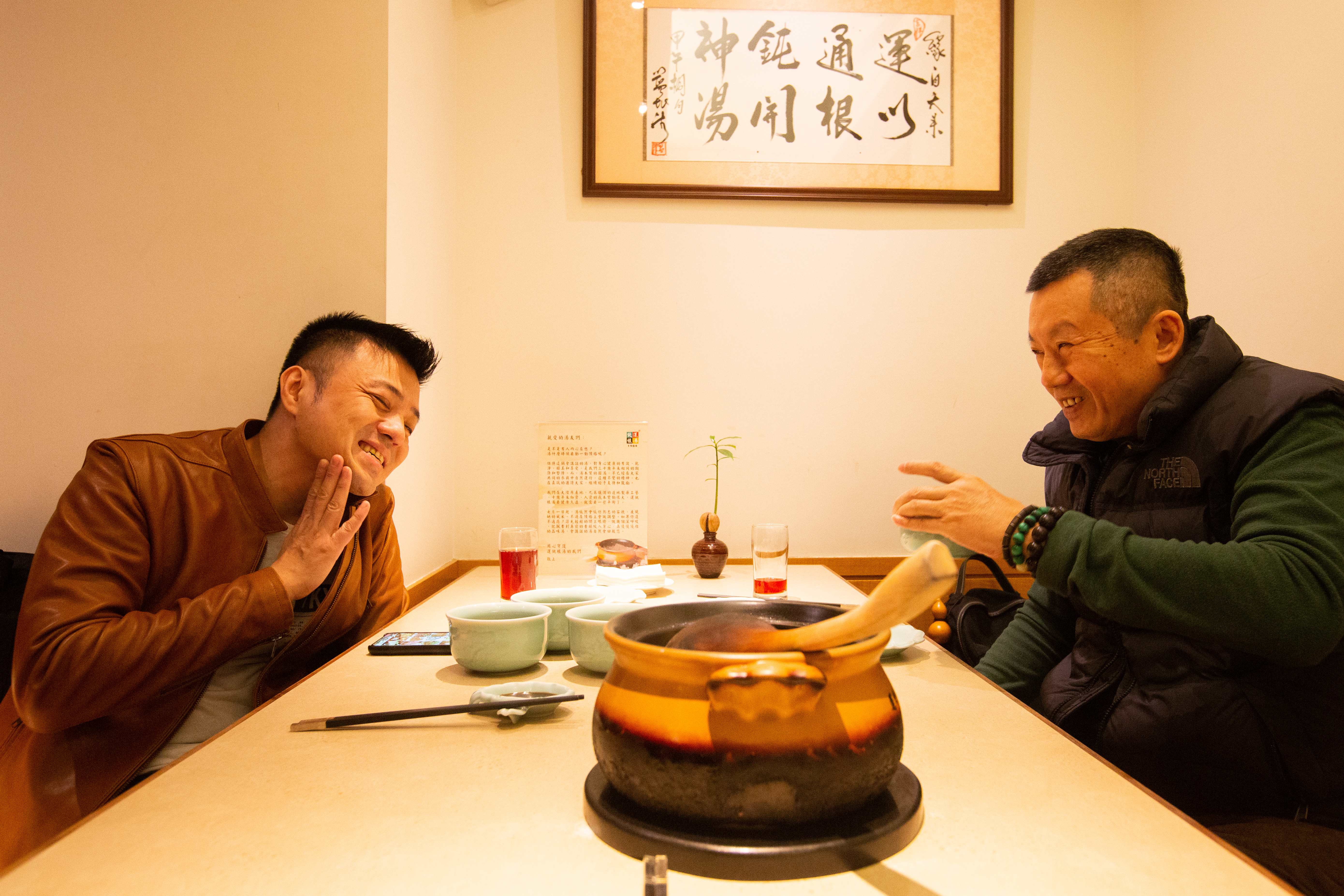 生命中缺乏父愛,王俊雄試圖從身邊的長輩尋找父親的樣貌。這一天他與廣告界的師父林森川聚餐,聽到林森川讚美他很有才華,像個孩子一樣笑著。