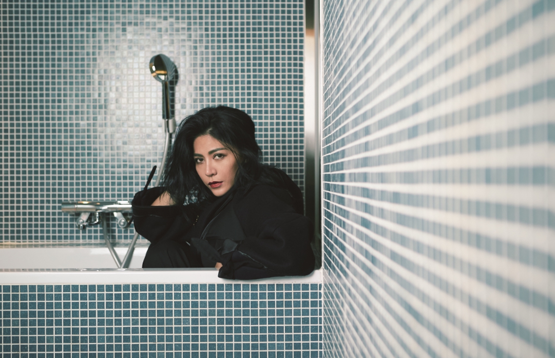 艾怡良奪金曲28歌后後，推新專輯《垂直活著，水平留戀著。》。