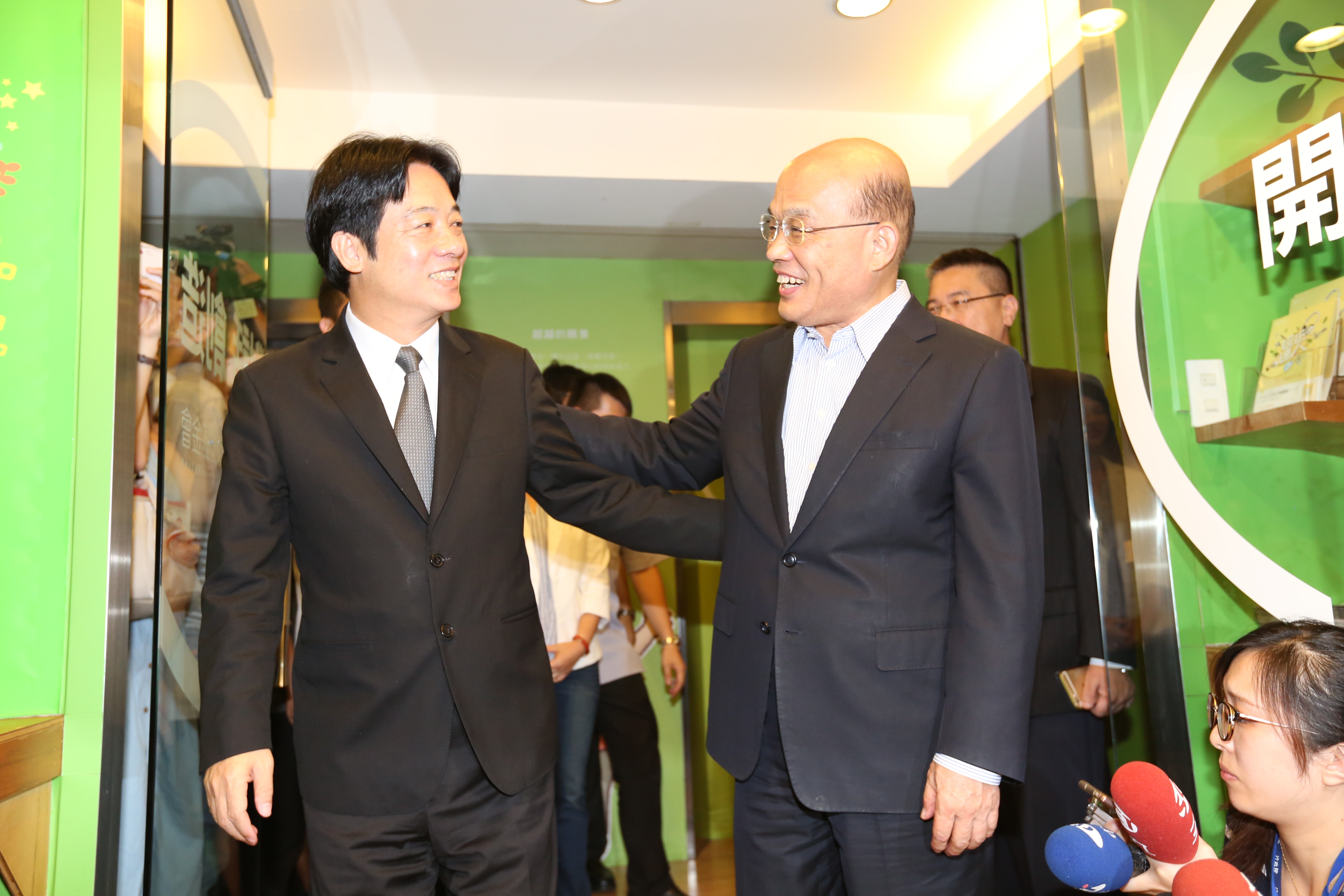 外傳前閣揆蘇貞昌將回鍋接手組閣，黨政人士表示，現階段仍以全力留賴為唯一選項。