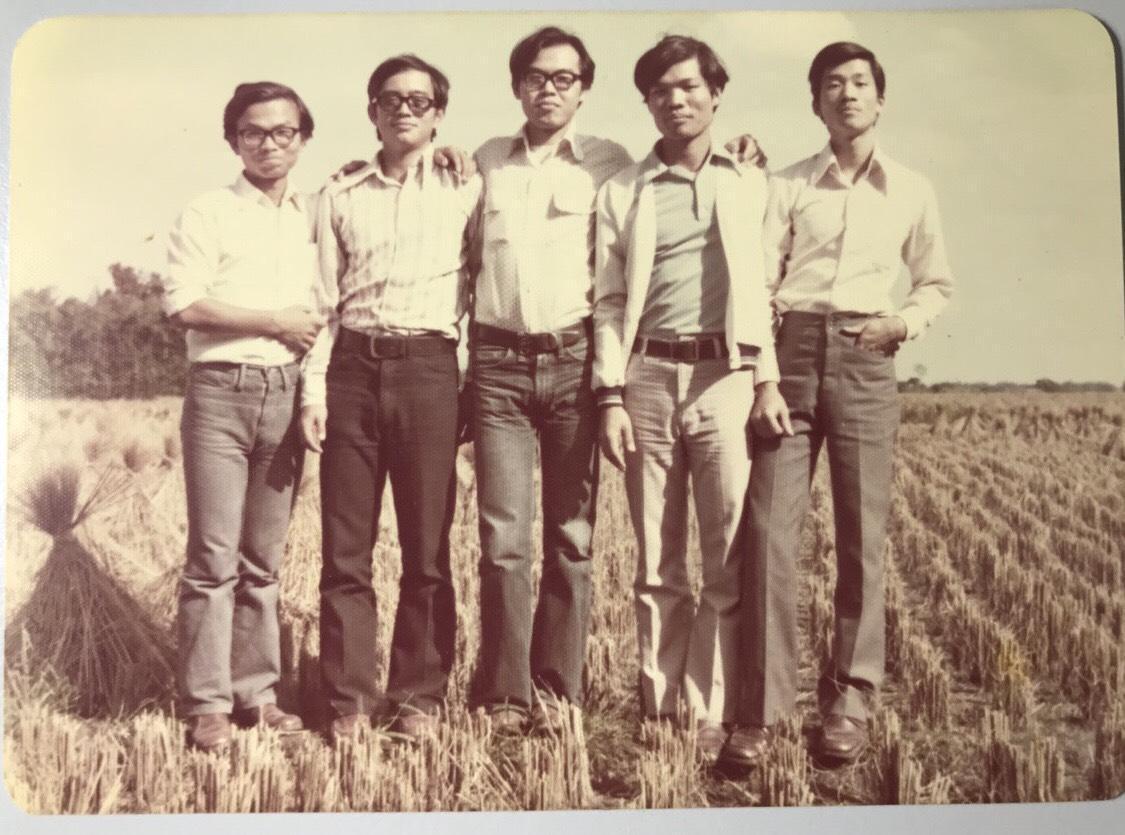 張永聲(右一)與謝清輝(左二),友情從大學開時。他倆個性一個動一個靜,卻成為最佳拍檔。(張永聲提供)