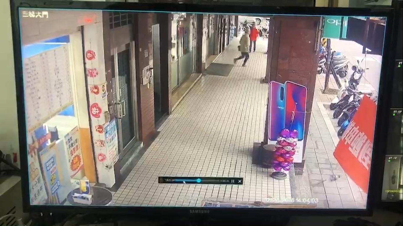 歹徒搶劫後，帶著裝滿錢的手提包離開。（翻攝畫面）