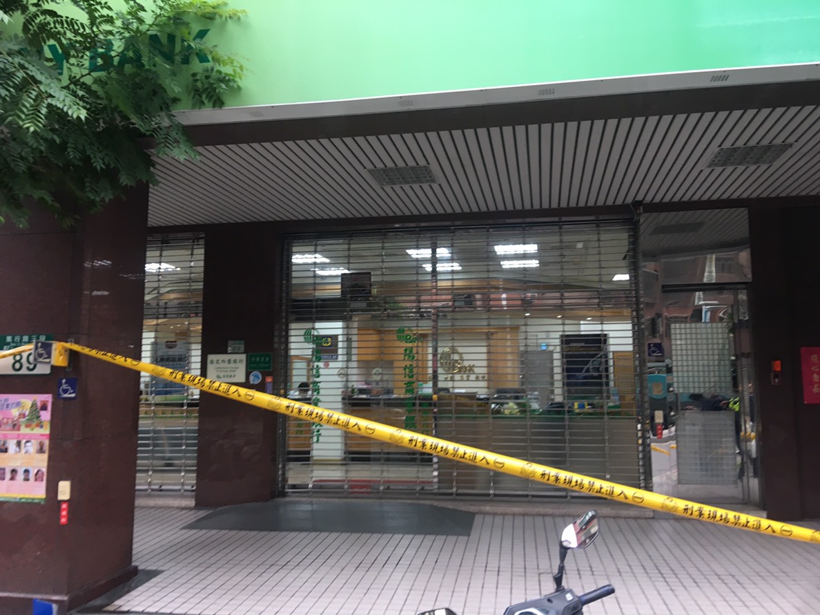 板橋區的陽信銀行今（28日）下午驚傳搶案，犯案過程僅2分鐘。（翻攝畫面）
