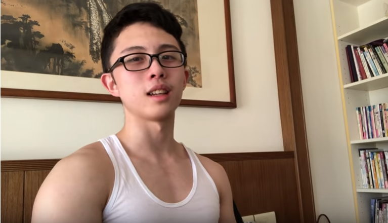 孫安佐前天上傳的「VLOG XX 不專業健身 XX 動漫評論 （上集）」至今已超過60萬點閱。(翻攝自孫安佐youtube)