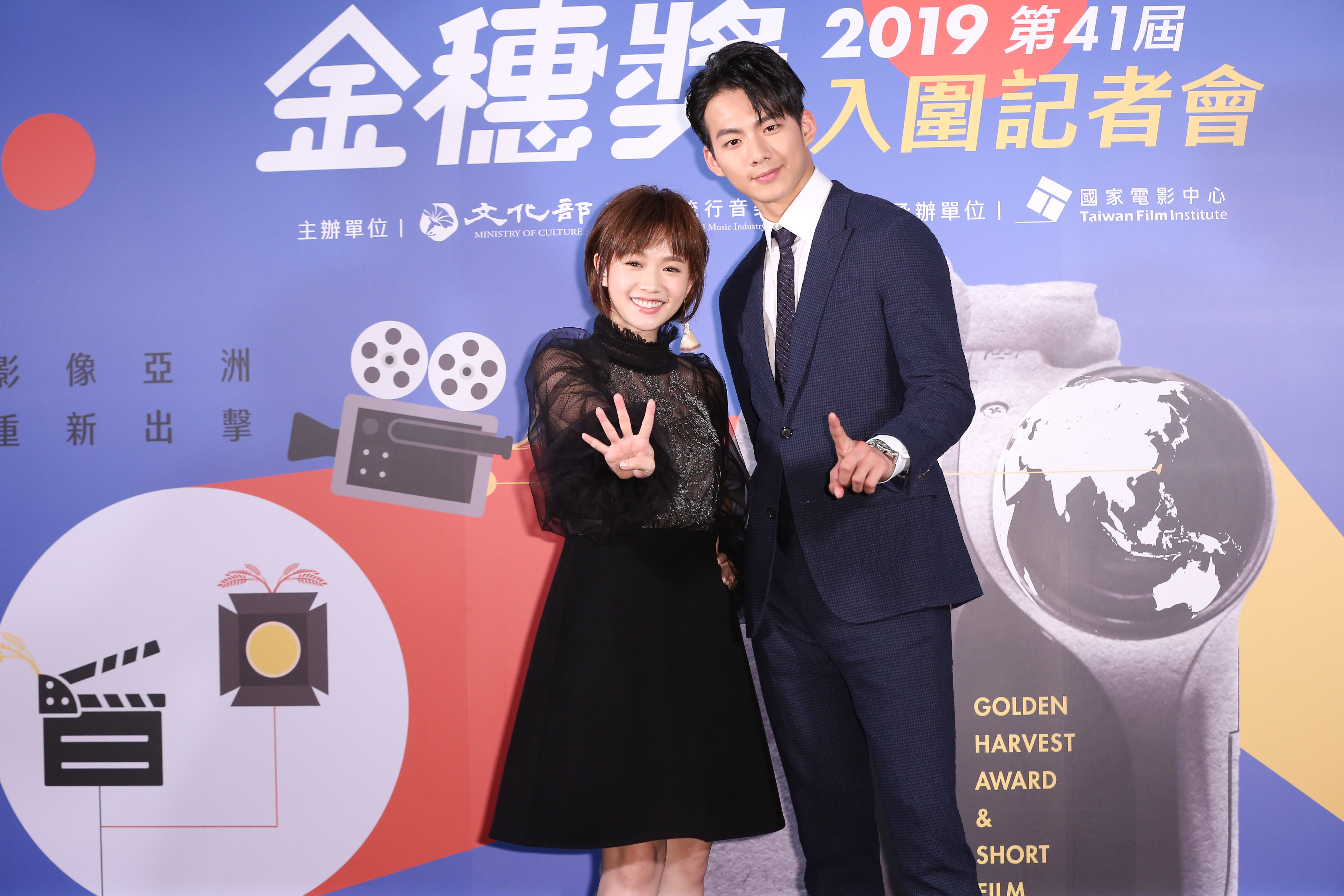 嚴正嵐（左）與吳念軒出任第41屆「金穗獎」影展大使，形成最萌身高差。