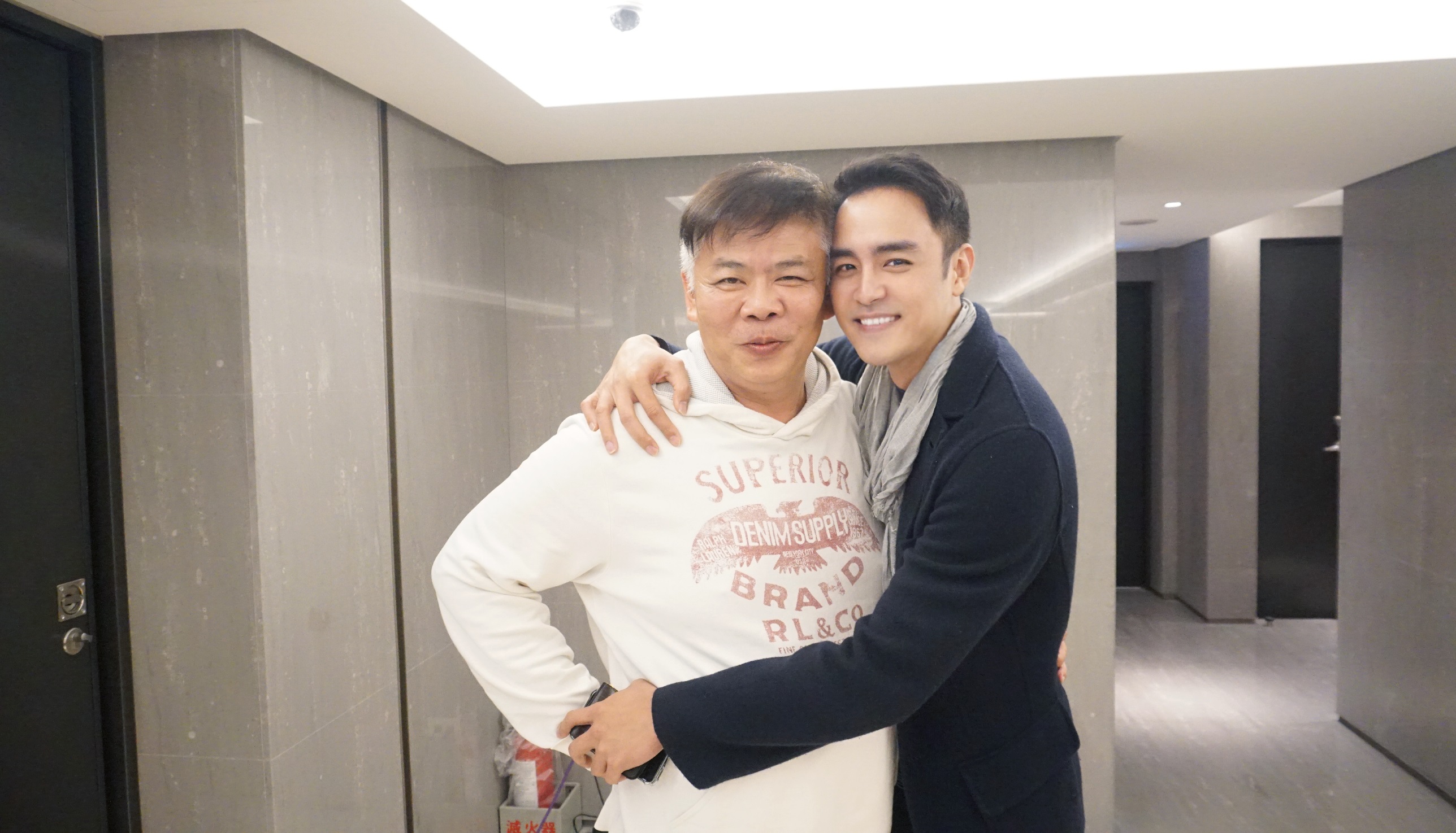 明道和馮凱曾在14年前合作過，特地探班新劇劇組。（八大提供）