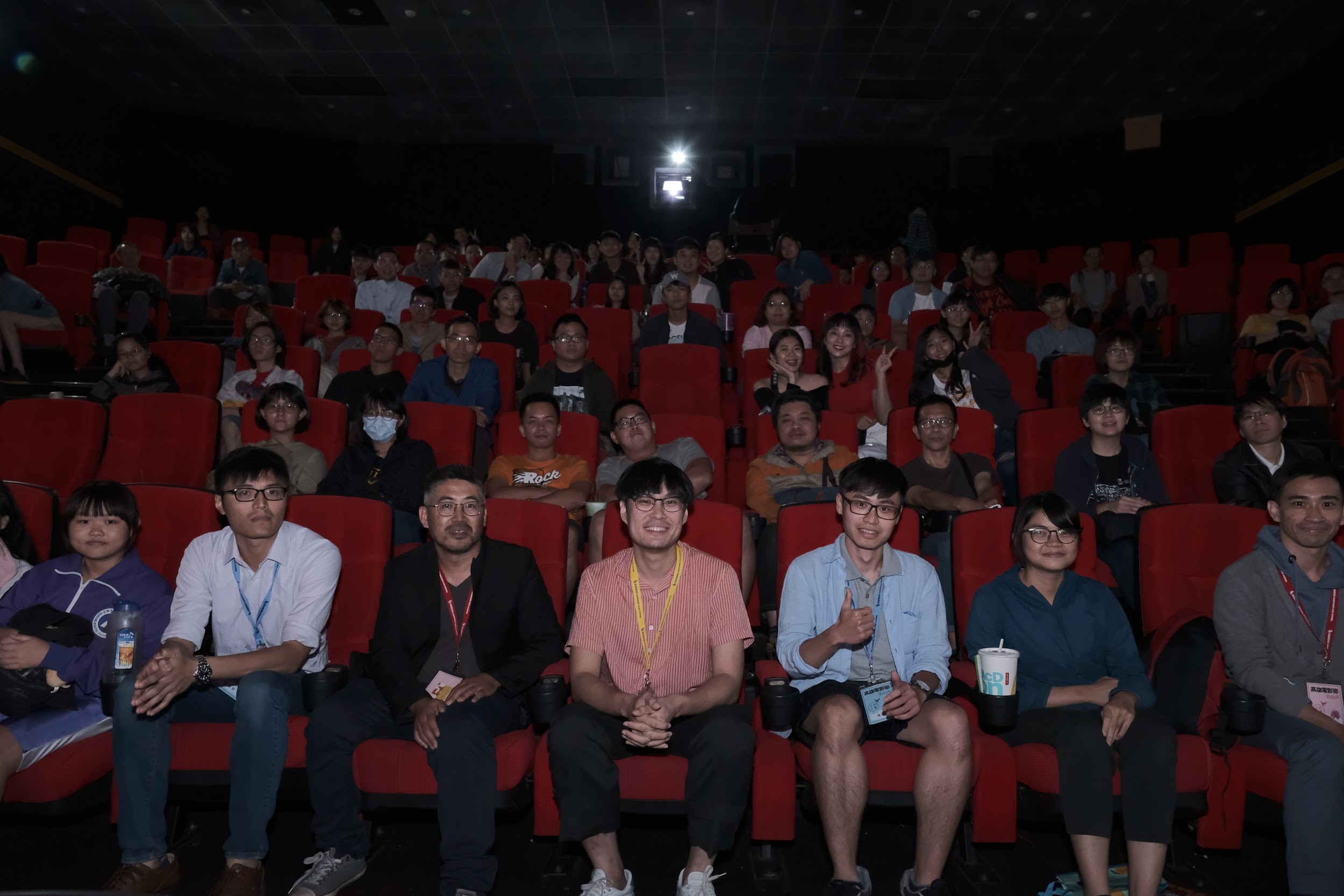 納瓦波坦榮瓜塔納利（前排左四）日前出席高雄電影節活動，在映後座談會上與觀眾合影。（高雄電影節提供）