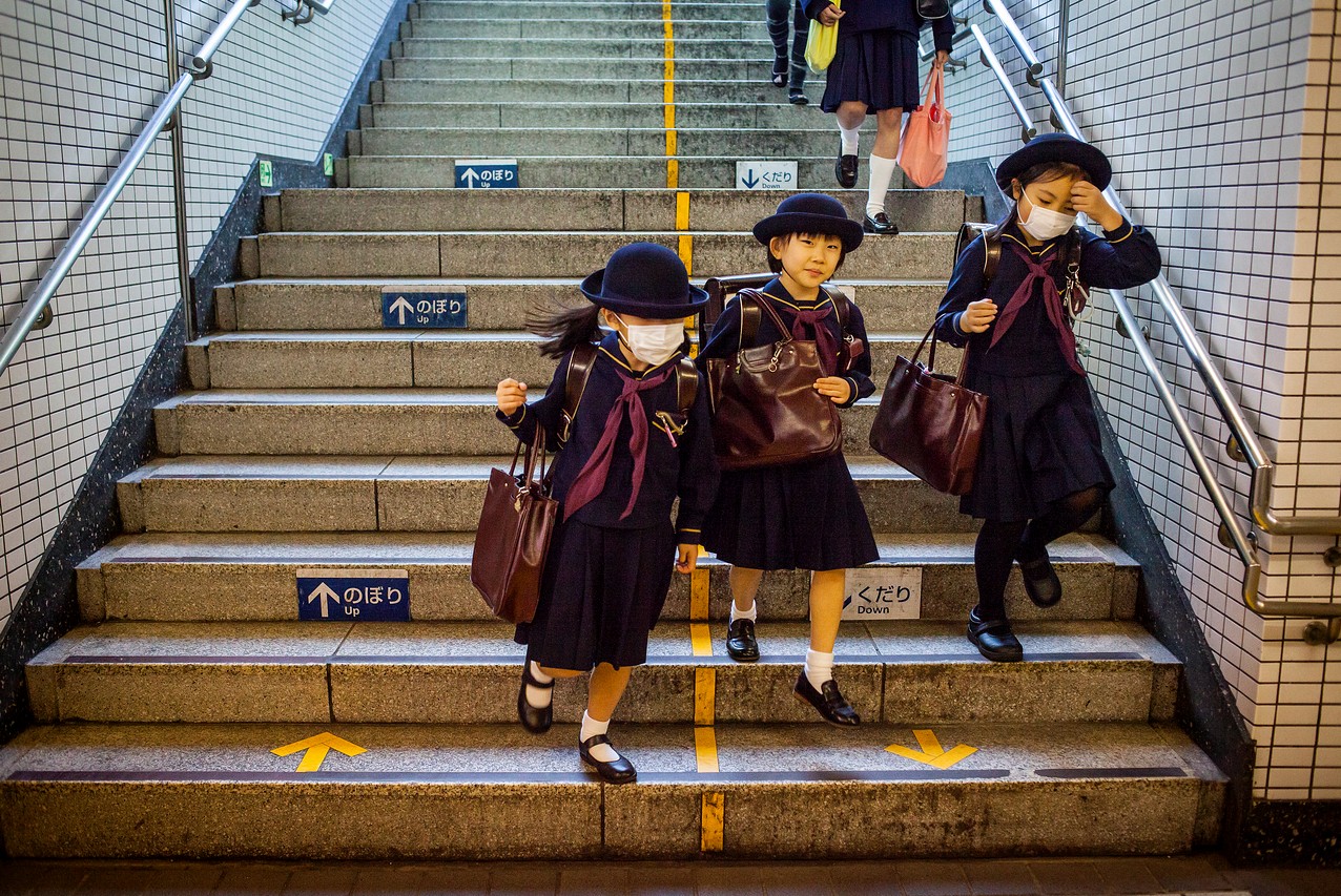 日本學童多自入學就自行搭地鐵、公車上下學。(東方IC)