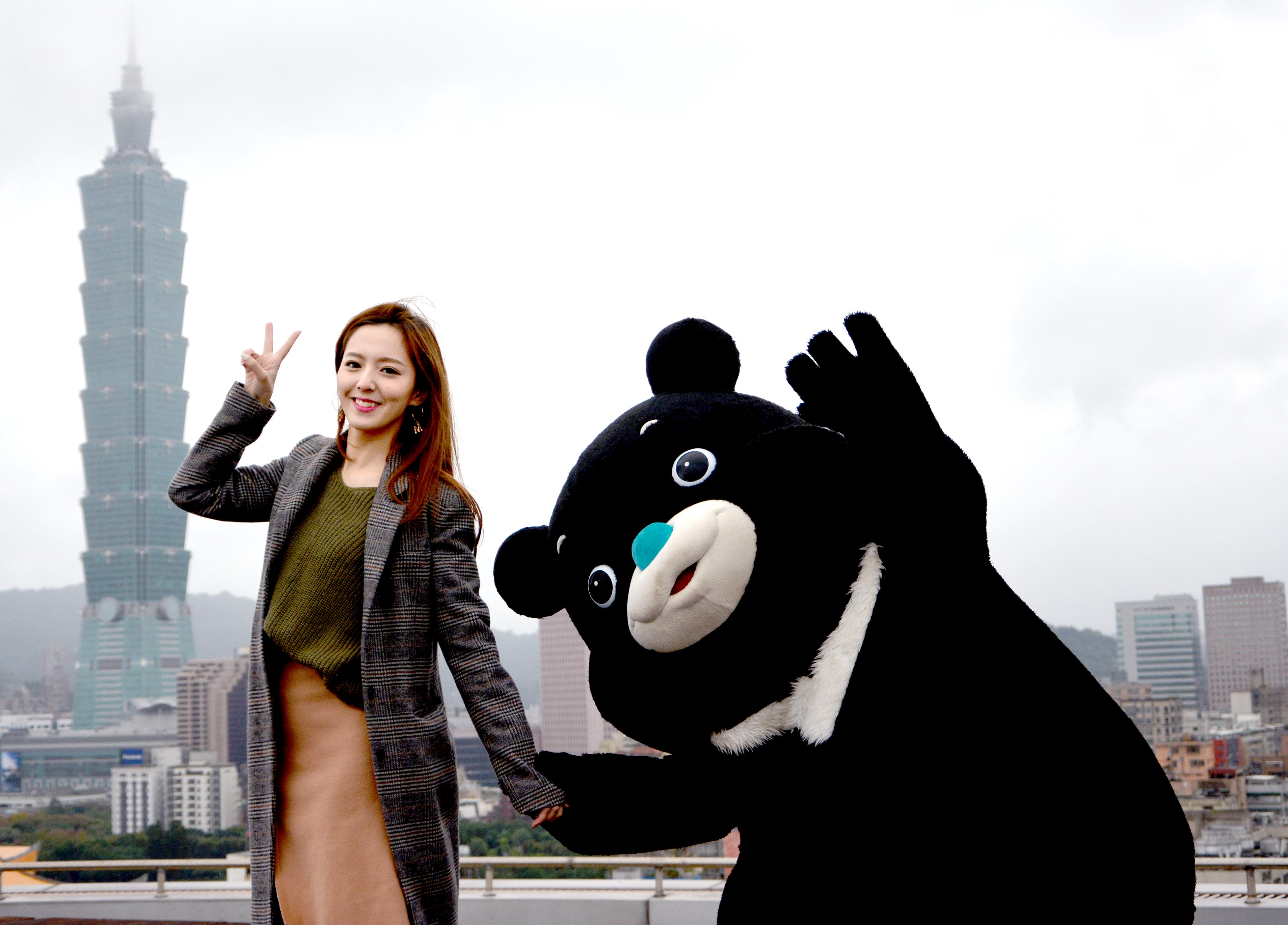 聽聞熊讚要完成18萬粉絲的考驗才能站上跨年舞台表演，房業涵拉著熊讚說要一起加油！（華視提供）