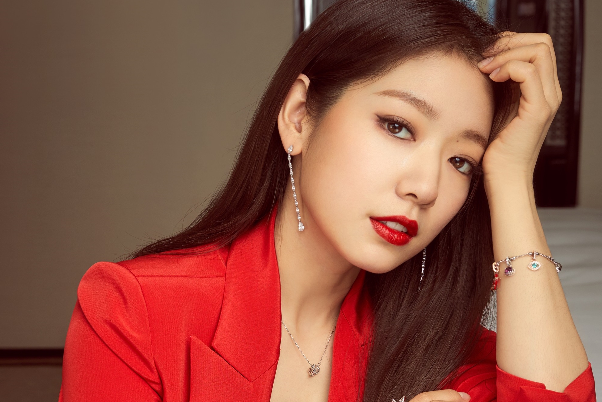 朴信惠配戴SWAROV​SKI水晶飾品，期許自己閃耀紅運直至2019年。