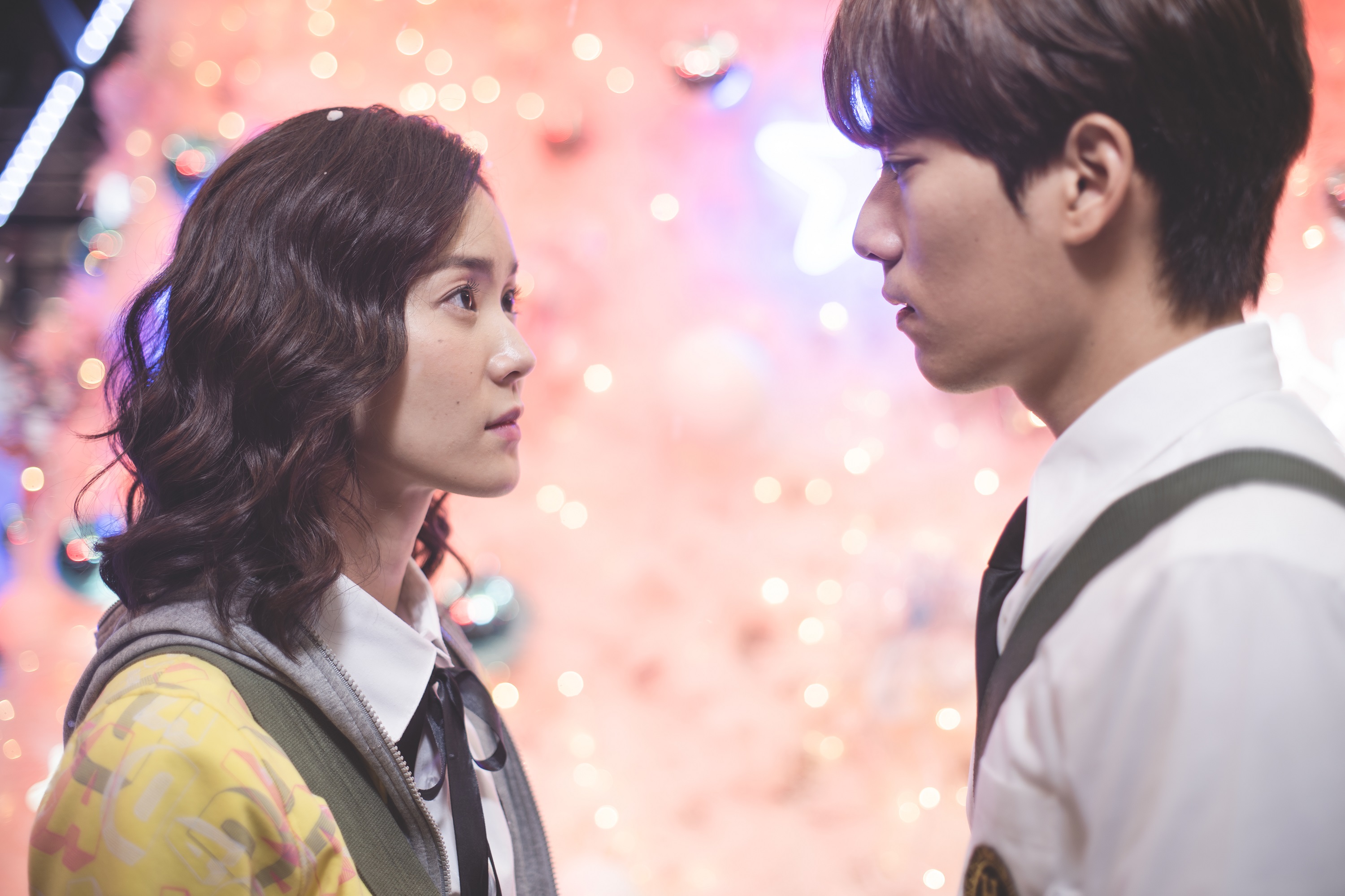 鍾瑶和林子閎隨著劇情進展，越來越多灑花場景。（東森提供）