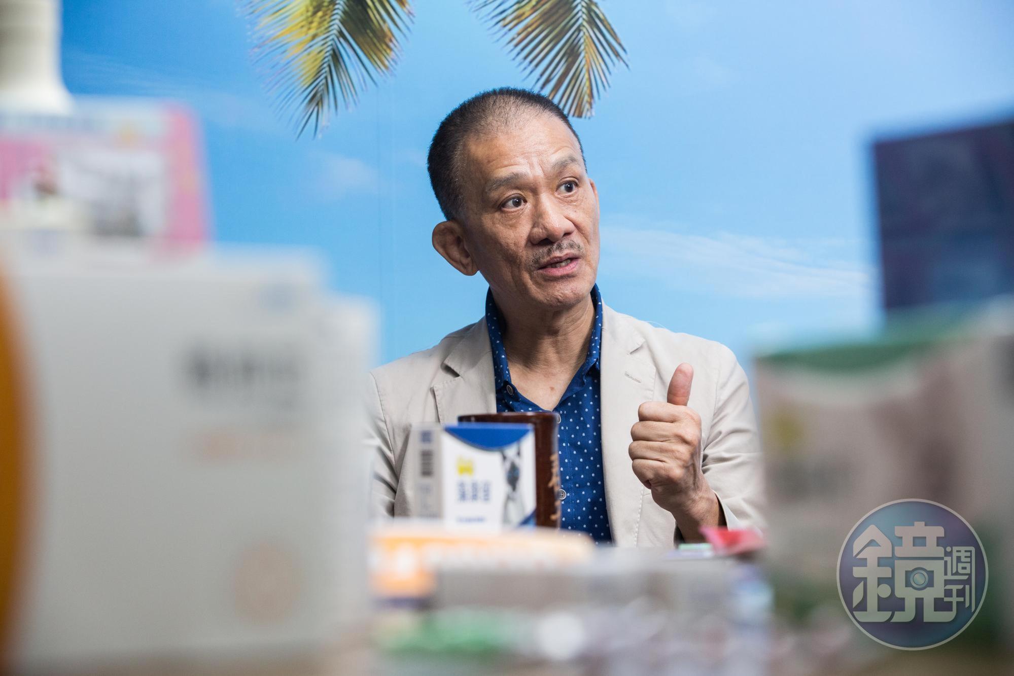 海洋學院畢業的張永聲一直想上船賺錢卻從未跑過船。他在學校就喜歡看企業管理類書籍,退伍後從賣冷氣開始成了大老闆。