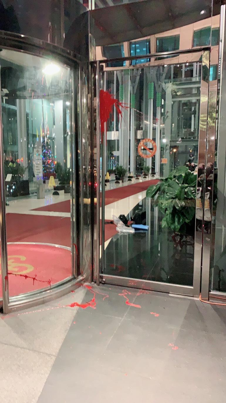 遭潑紅漆的「中租迪和」大門。(警方提供)