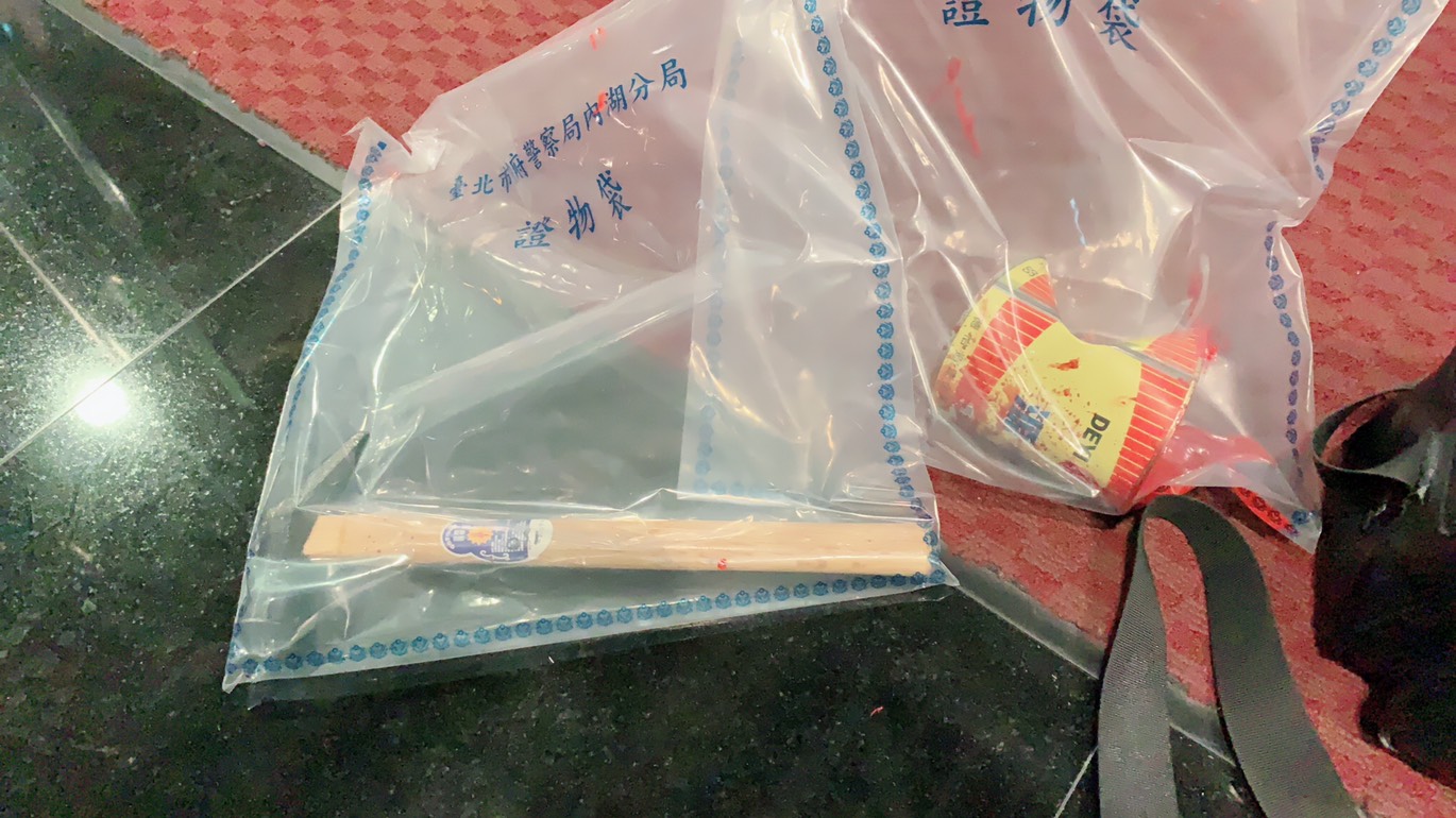 現場遺留的鐵鎚。（警方提供）