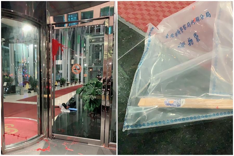 遭潑紅漆的「中租迪和」大門,及現場遺留的鐵鎚。(警方提供)