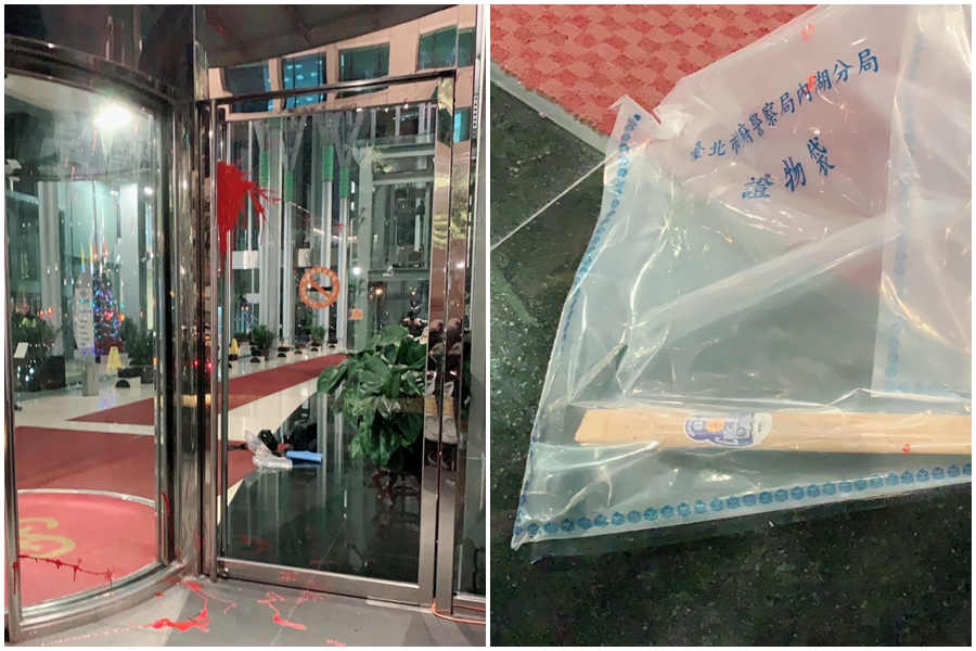 遭潑紅漆的「中租迪和」大門，及現場遺留的鐵鎚。（警方提供）