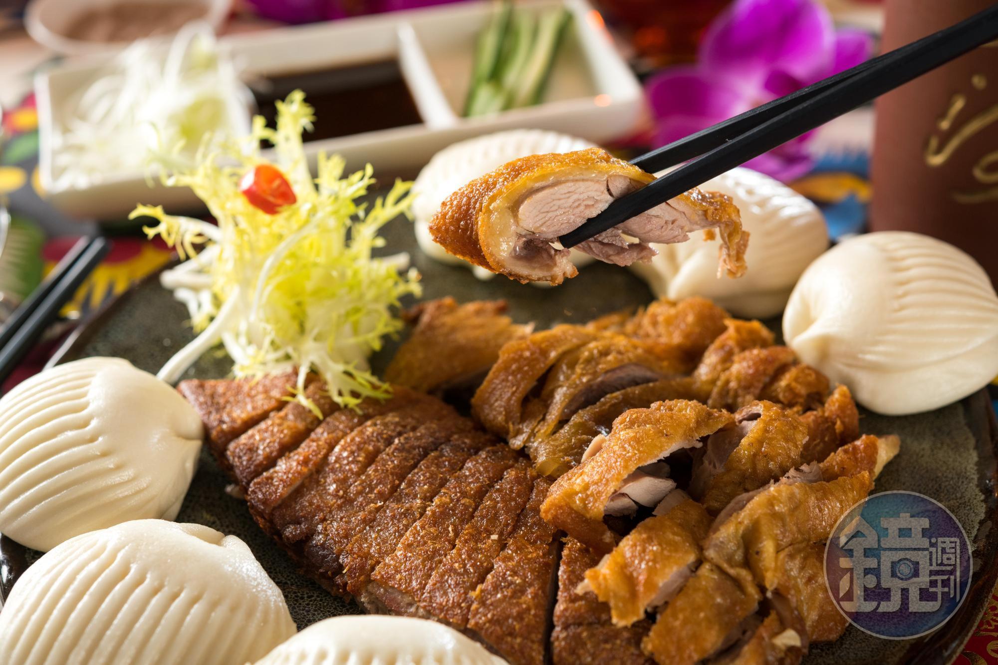 「蝶餅香酥鴨」肉質無明顯纖維感，鴨皮保有酥脆感，功力不凡。（680元／半隻）