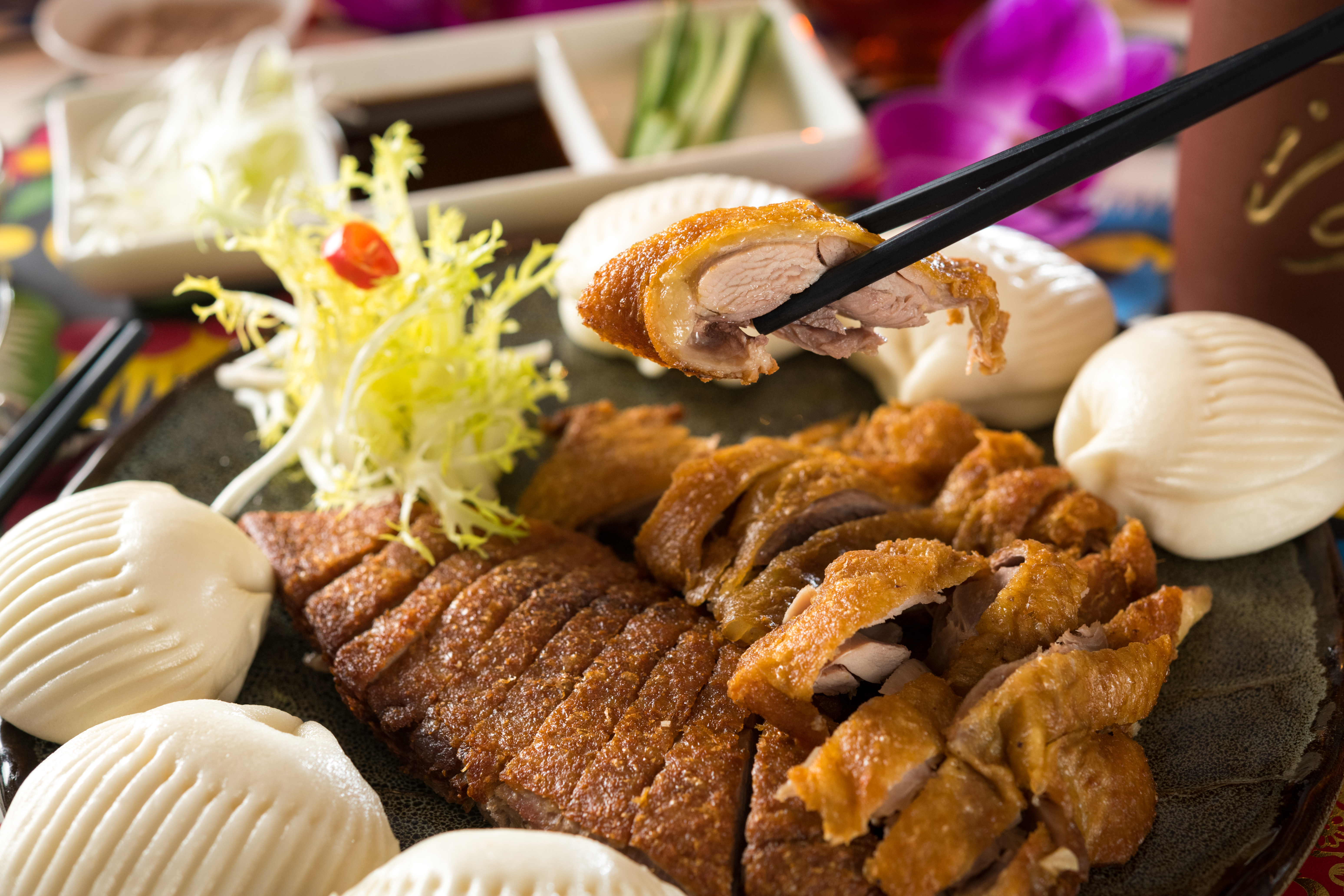 「蝶餅香酥鴨」肉質無明顯纖維感，鴨皮保有酥脆感，功力不凡。（680元／半隻）