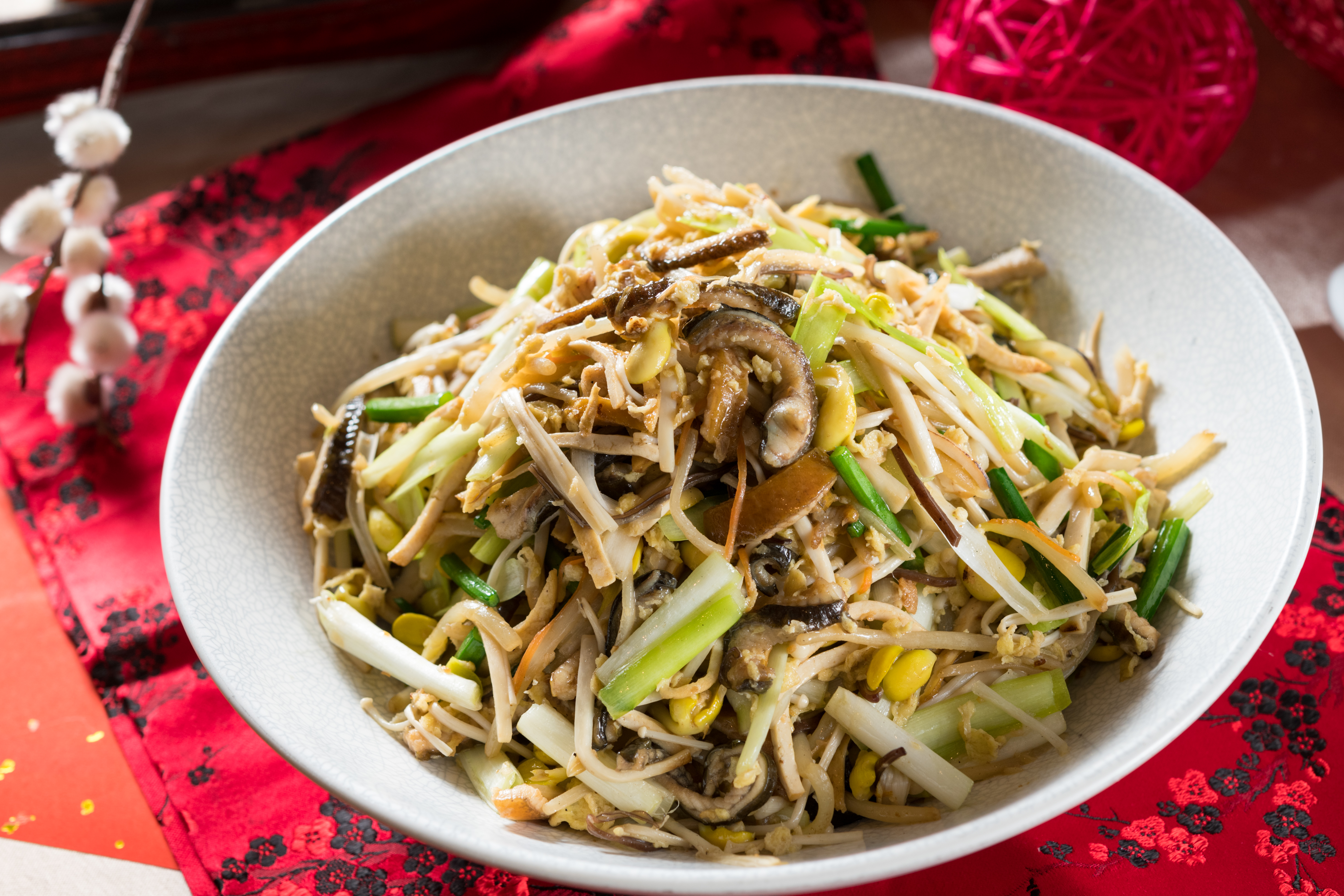 過年吃「韭香錦蔬炒鱔絲」，有事事如意的好兆頭。（圍爐桌菜29,800元／10人）