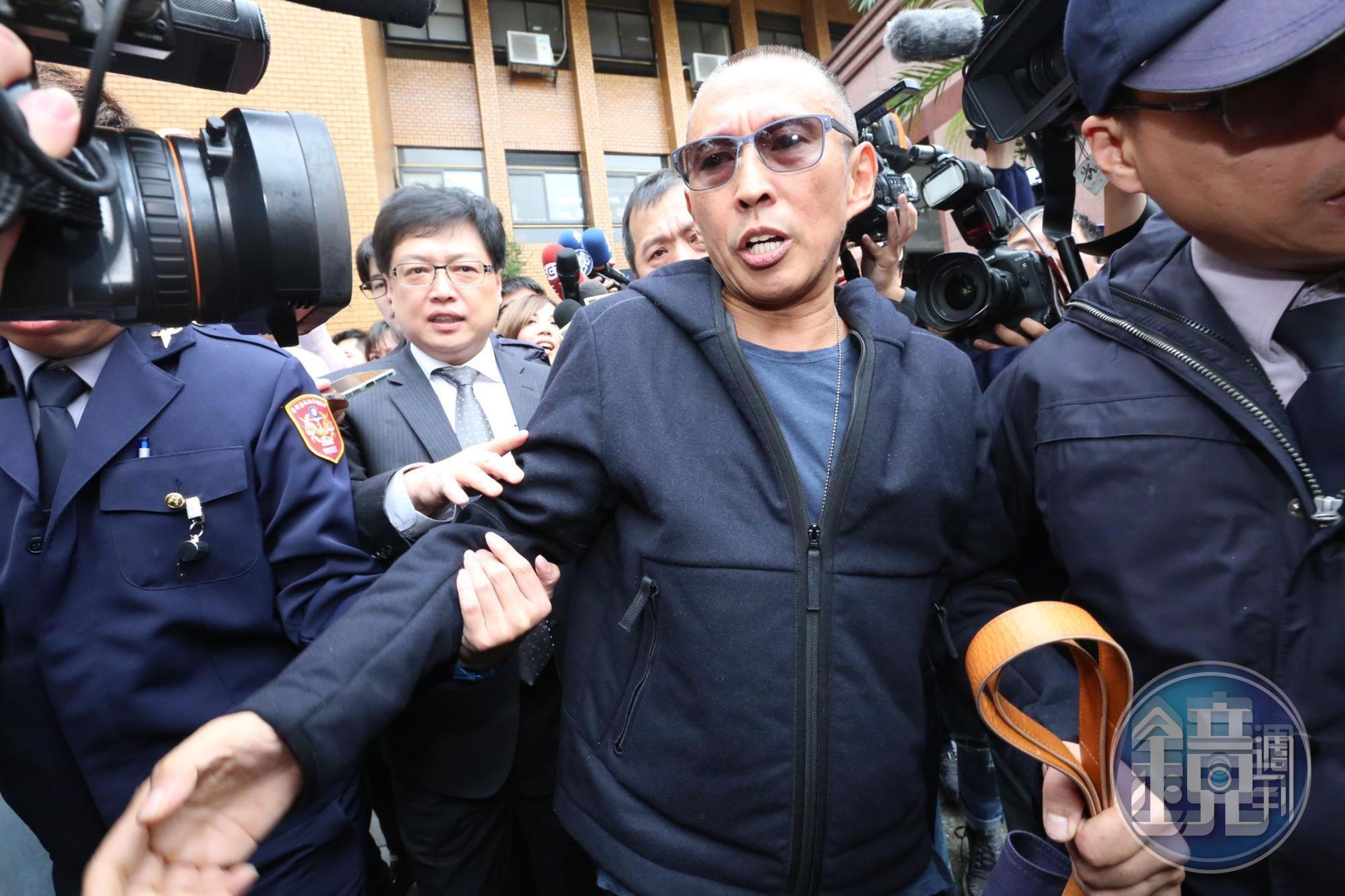 鈕承澤（右）原本的律師（左、穿西裝、戴眼鏡者）忽然解任，如今原因終於曝光。（本刊資料照）