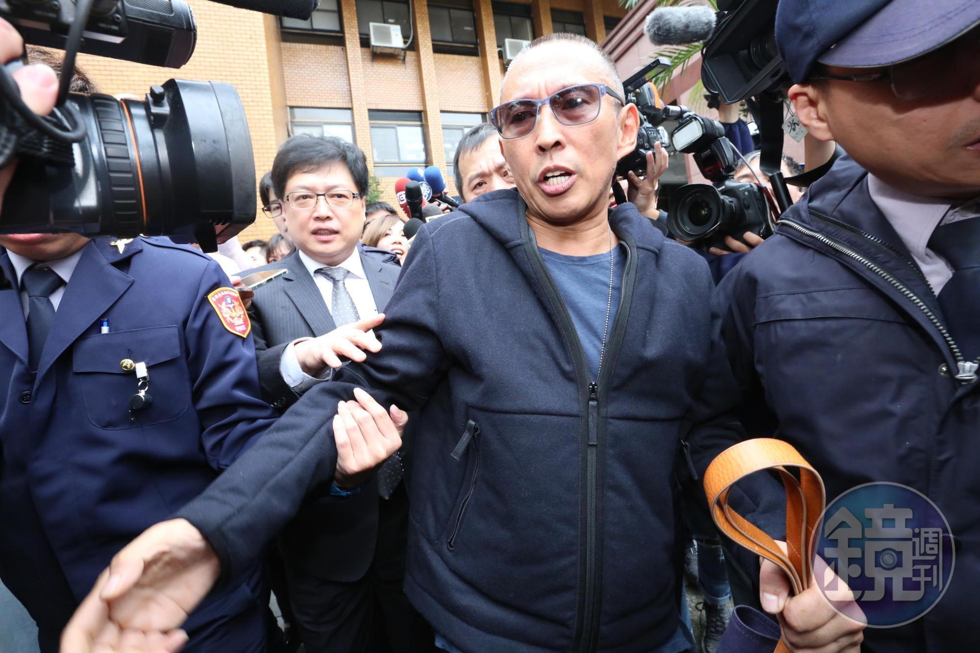 鈕承澤（右）原本的律師（左、穿西裝、戴眼鏡者）忽然解任，如今原因終於曝光。（本刊資料照）