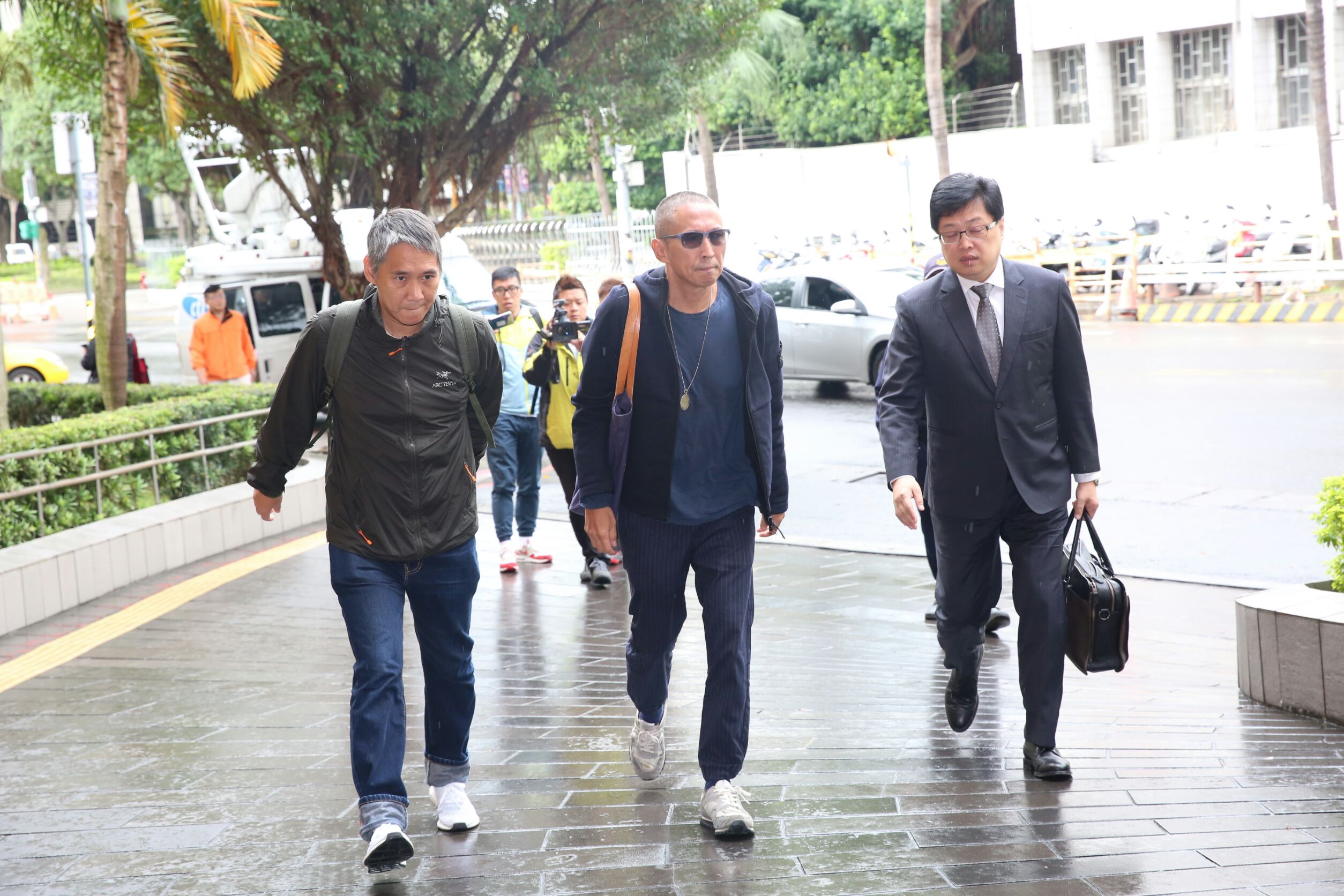 原鈕承澤性侵案委任律師胡原龍突然解除委任,今因涉吸金被起訴。