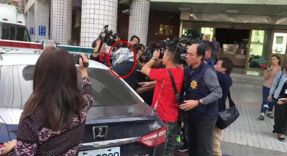 石男於今由律師陪同,攜帶槍枝到偵查隊投案。(警方提供)