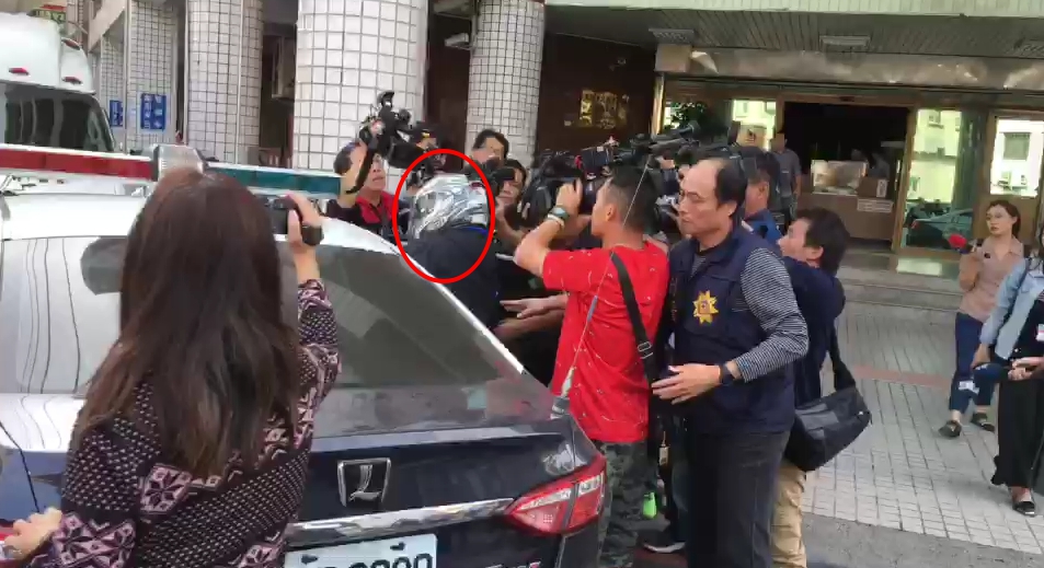 石男於今由律師陪同，攜帶槍枝到偵查隊投案。（警方提供）