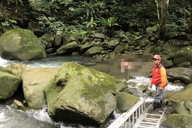 死者渾身赤裸、僅著內褲被路過民眾發現，家屬則懷疑死因並不單純。（翻攝畫面）